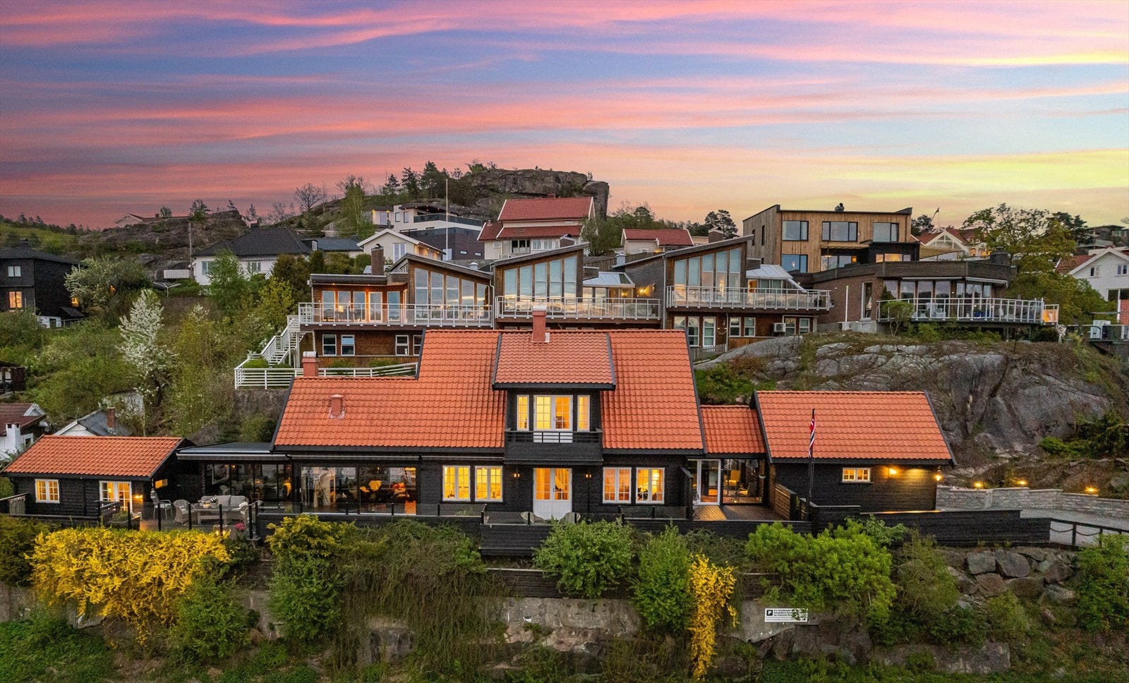 Stor enebolig med pent anneks og isolert garasje Galleribilde