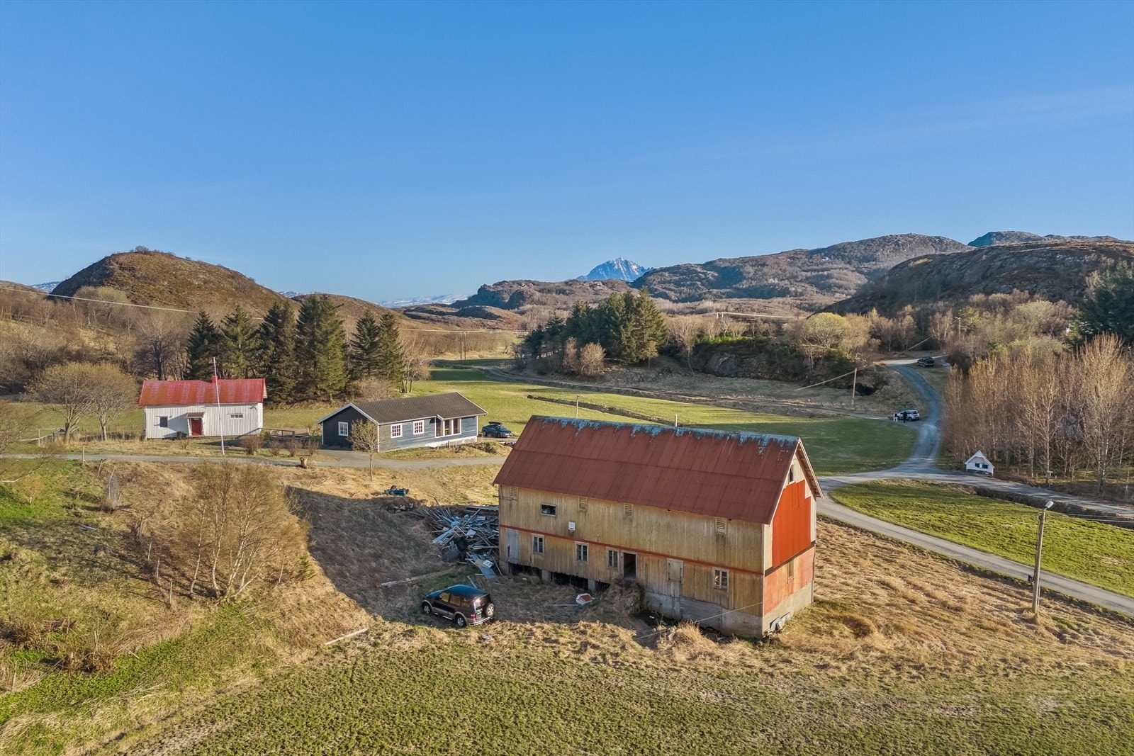 Mot Låve/fjøs. Galleribilde