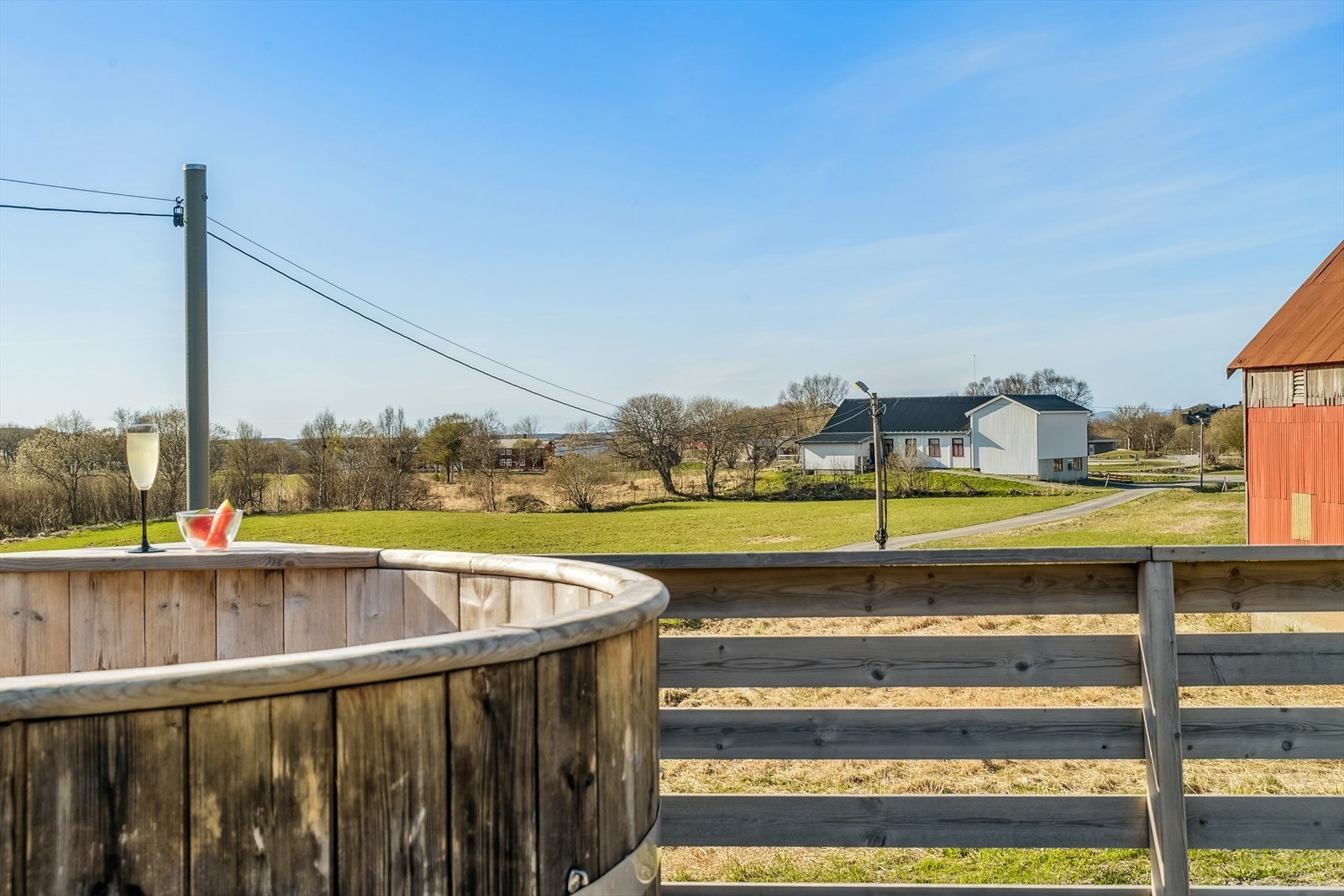 Uteområdet med havutsikt. Galleribilde