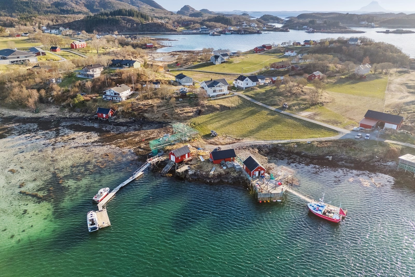 Aktiv Eiendomsmegling Mo I Rana v/Tomi Christian Johansen presenterer her stor eiendom med 2 eneboliger, fjøs/låve og sjøtomt i flotte omgivelser. Galleribilde