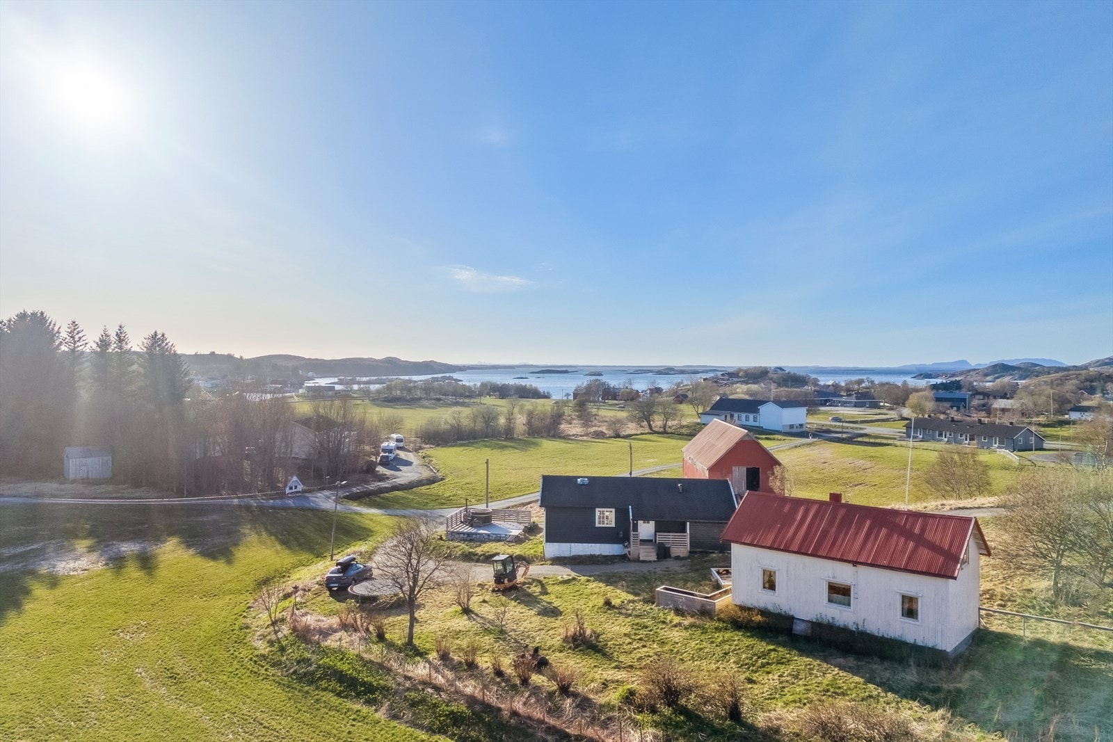 Mot eiendommen. Galleribilde