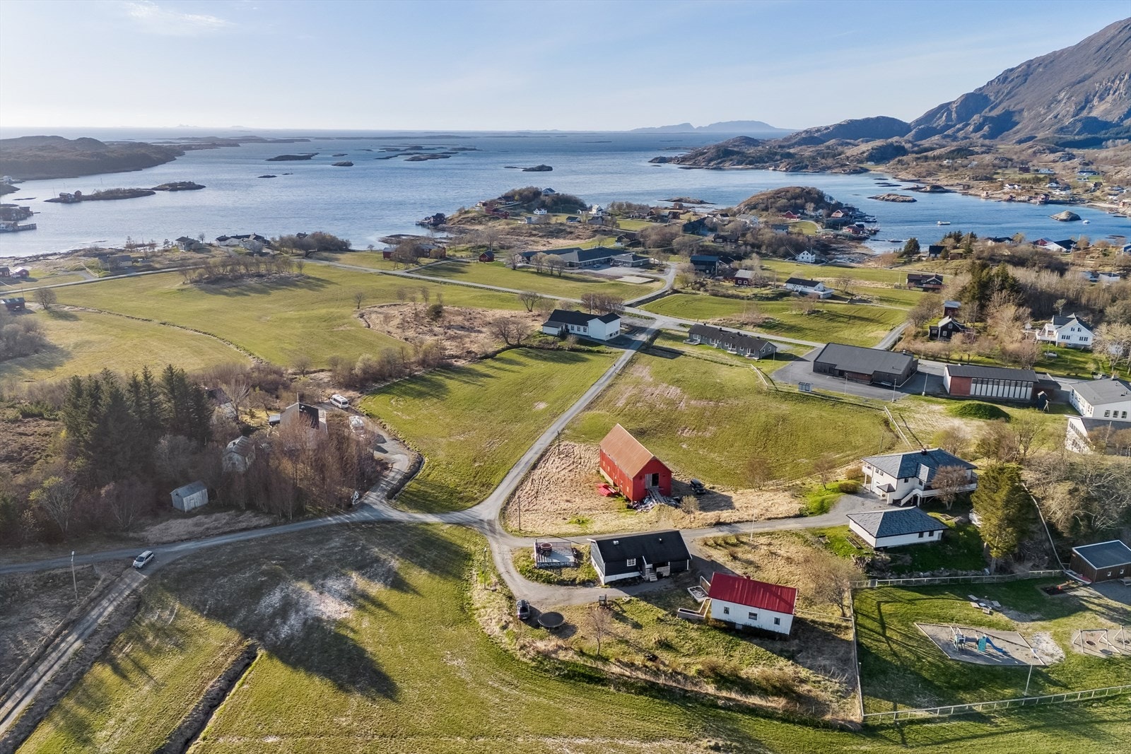 Eiendommen består av bla. 2 eneboliger og fjøs/låve. Galleribilde