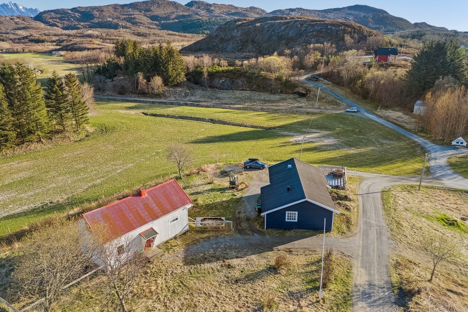 Mot eiendommen. Galleribilde