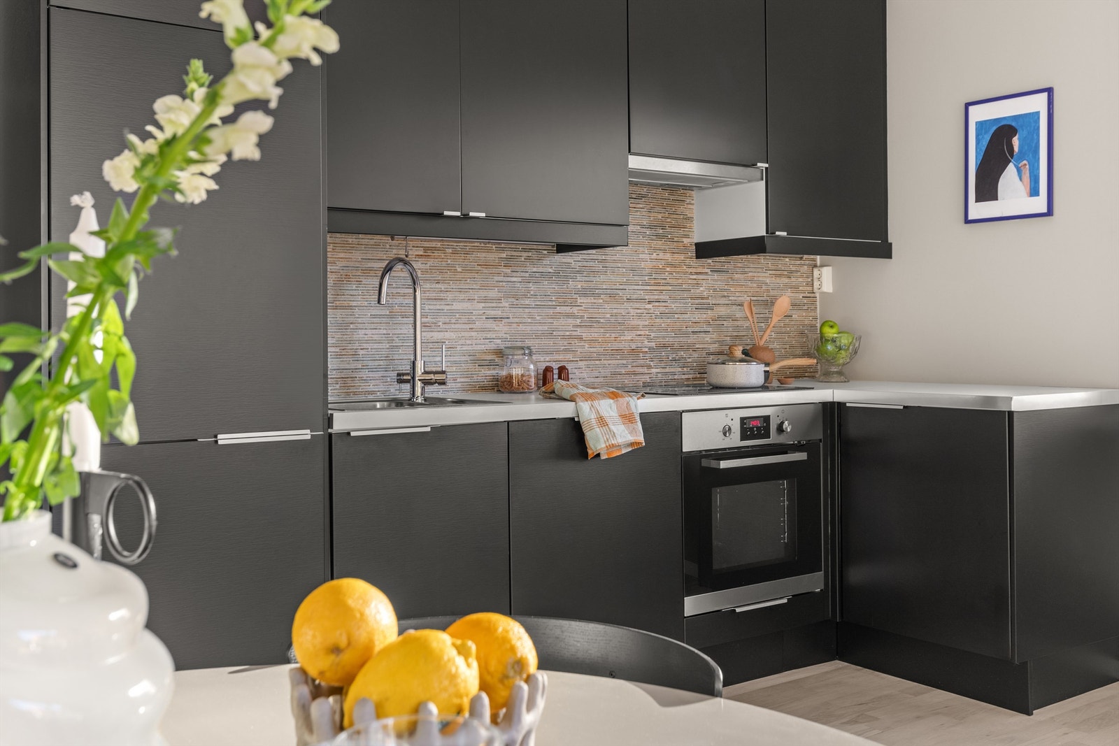 Det er rikelig med oppbevaringsplass på kjøkkenet. Den gode benkeplassen gjør det enkelt å diske opp lekre middager. Galleribilde