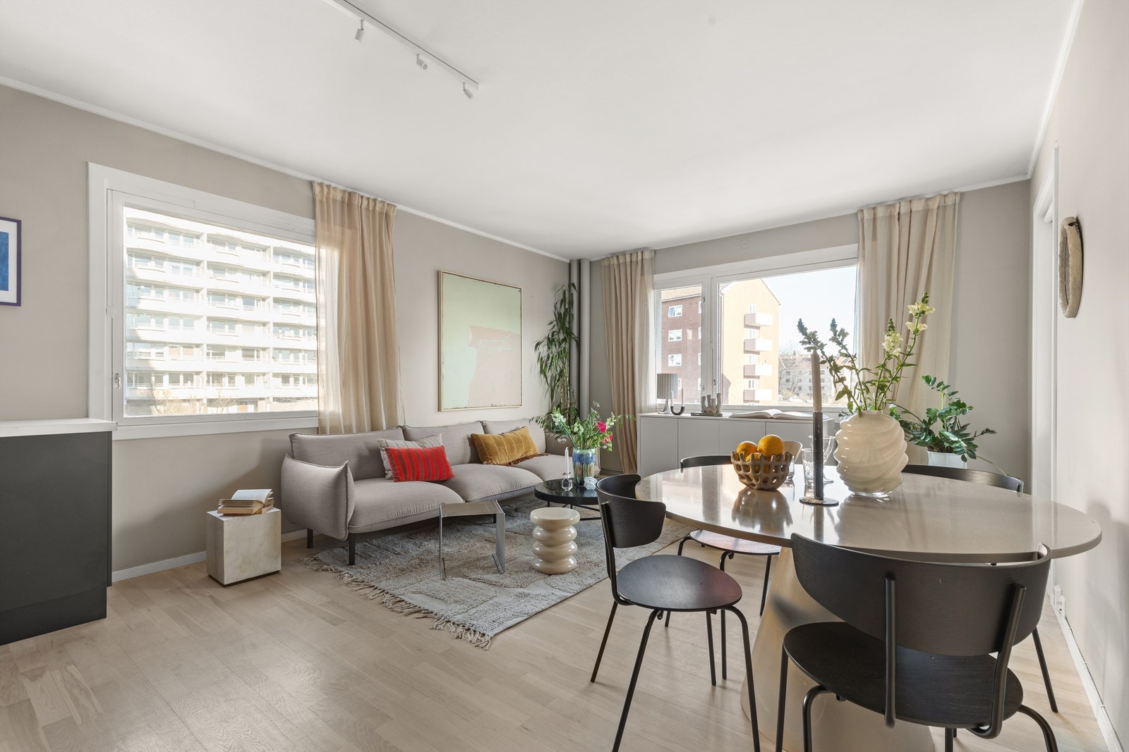 Stuen er romslig med god planløsning og kan enkelt innredes med en hyggelig sofagruppe med tilhørende sofabord og annet ønskelig stuemøblement. Galleribilde