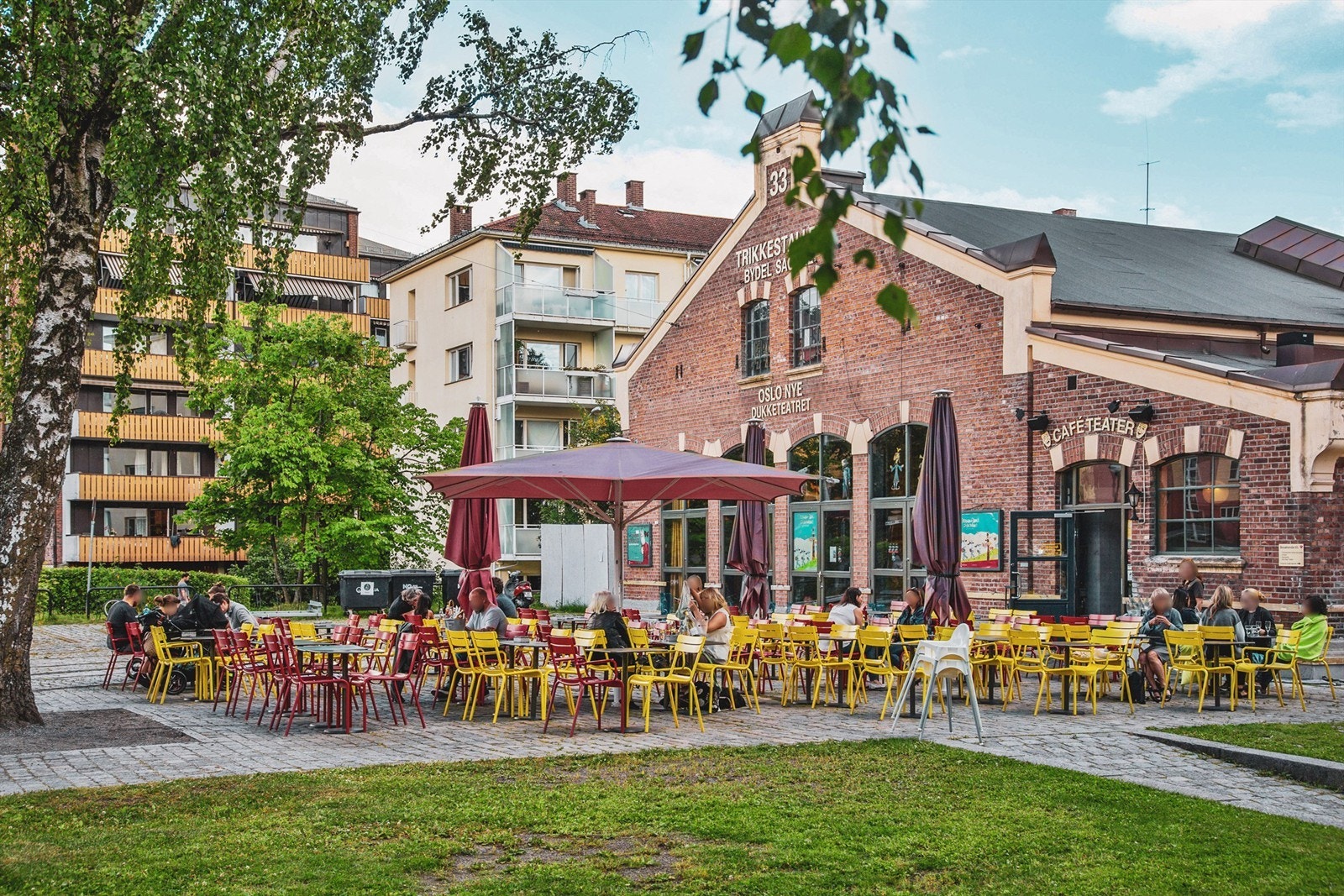 Spisesteder og kafèer som Åpent Bakeri, Grisen spiseri (Vertshuset Oskar Braaten) og Trikkestallen. Trikkestallen har en flott uteservering om sommeren og kan til og med by på teater for de minste. Galleribilde