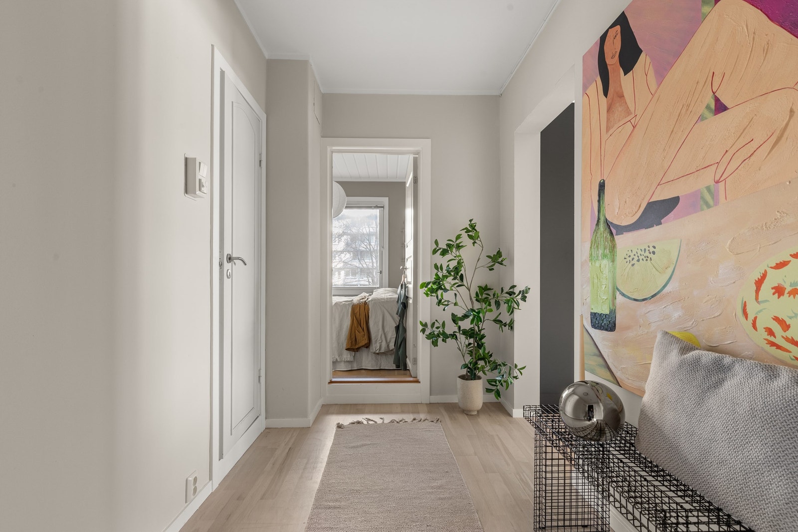 Velkommen inn! Leilighetens entré er lys og innbydende og gir et godt førsteinntrykk av boligen. Her er det god plass til å innrede med et garderobeskap om ønskelig. Galleribilde