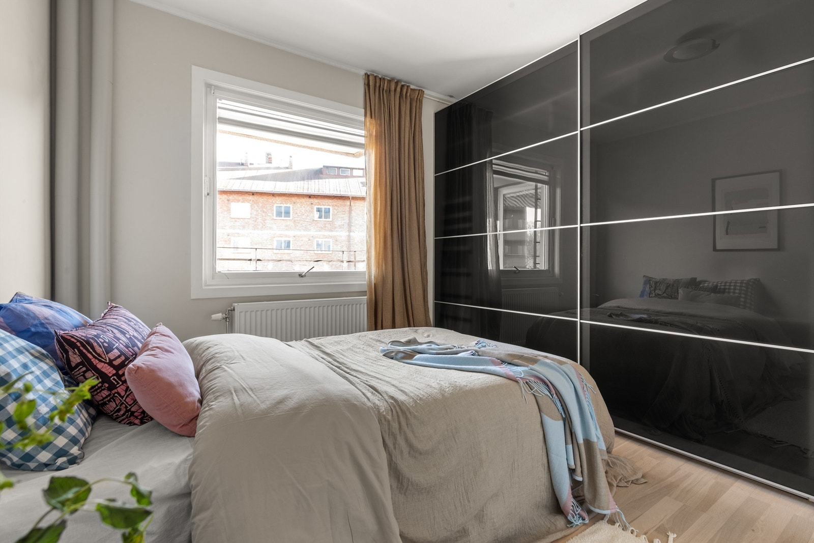 Det er rikelig med oppbevaringsplass i en romslig skyvedørsgarderobe. Galleribilde