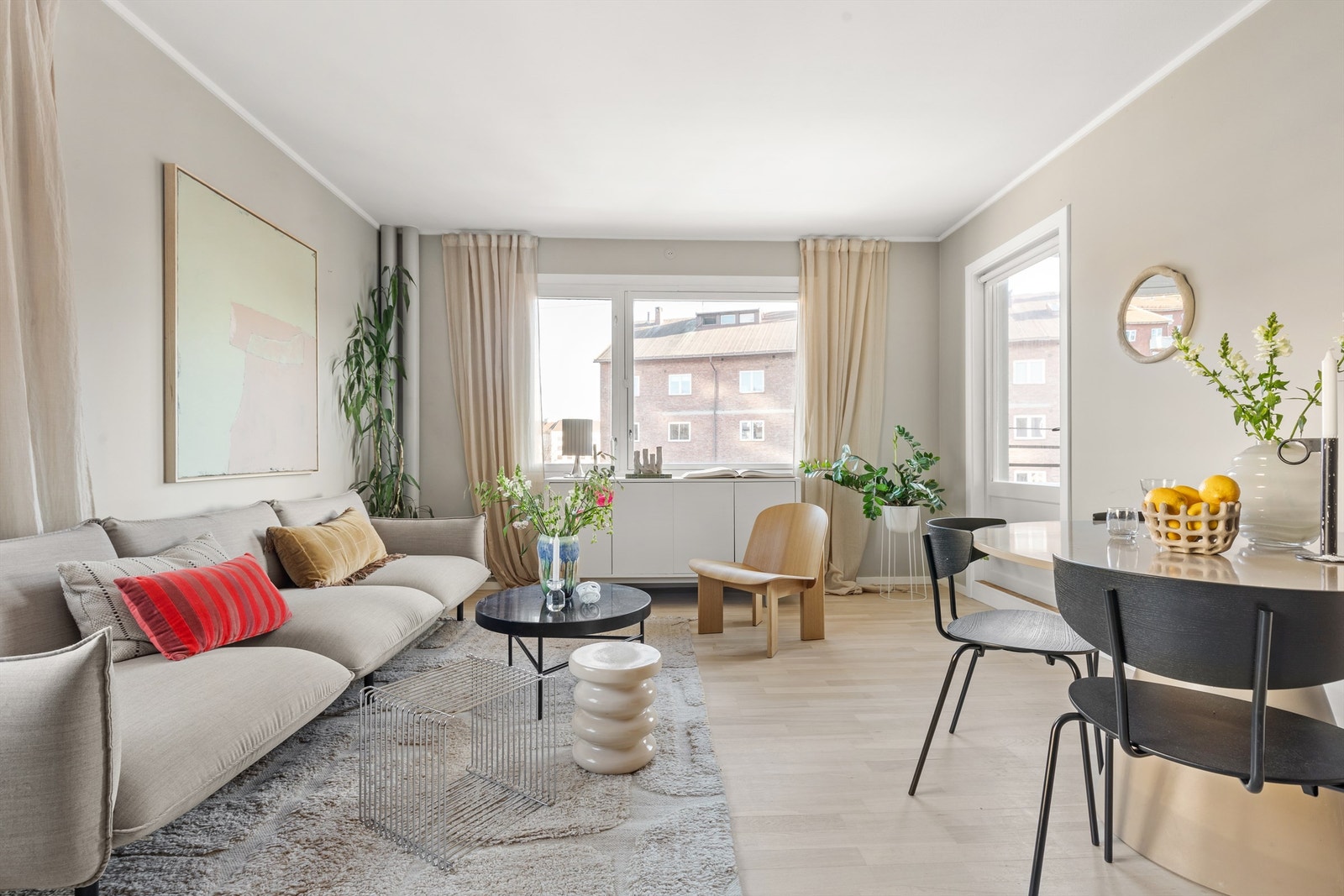 Overflatene er holdt i duse og tidsriktige nyanser som skaper en god romfølelse. Gulvet er belagt med en lekker parkett. Galleribilde