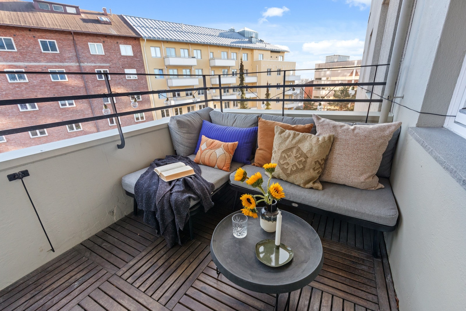 Fra stuen kommer du ut til boligens østvendte balkong på 5 kvm. Her kan du innrede med en hyggelig sittegruppe der årets varme dager kan nytes. Galleribilde