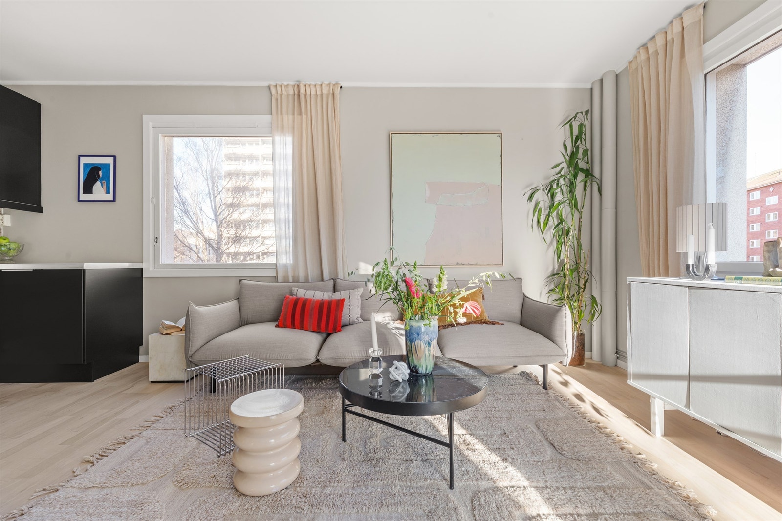 Det er store vindusflater som slipper inn rikelig med lys og skaper en lys og luftig atmosfære i stuen. Galleribilde