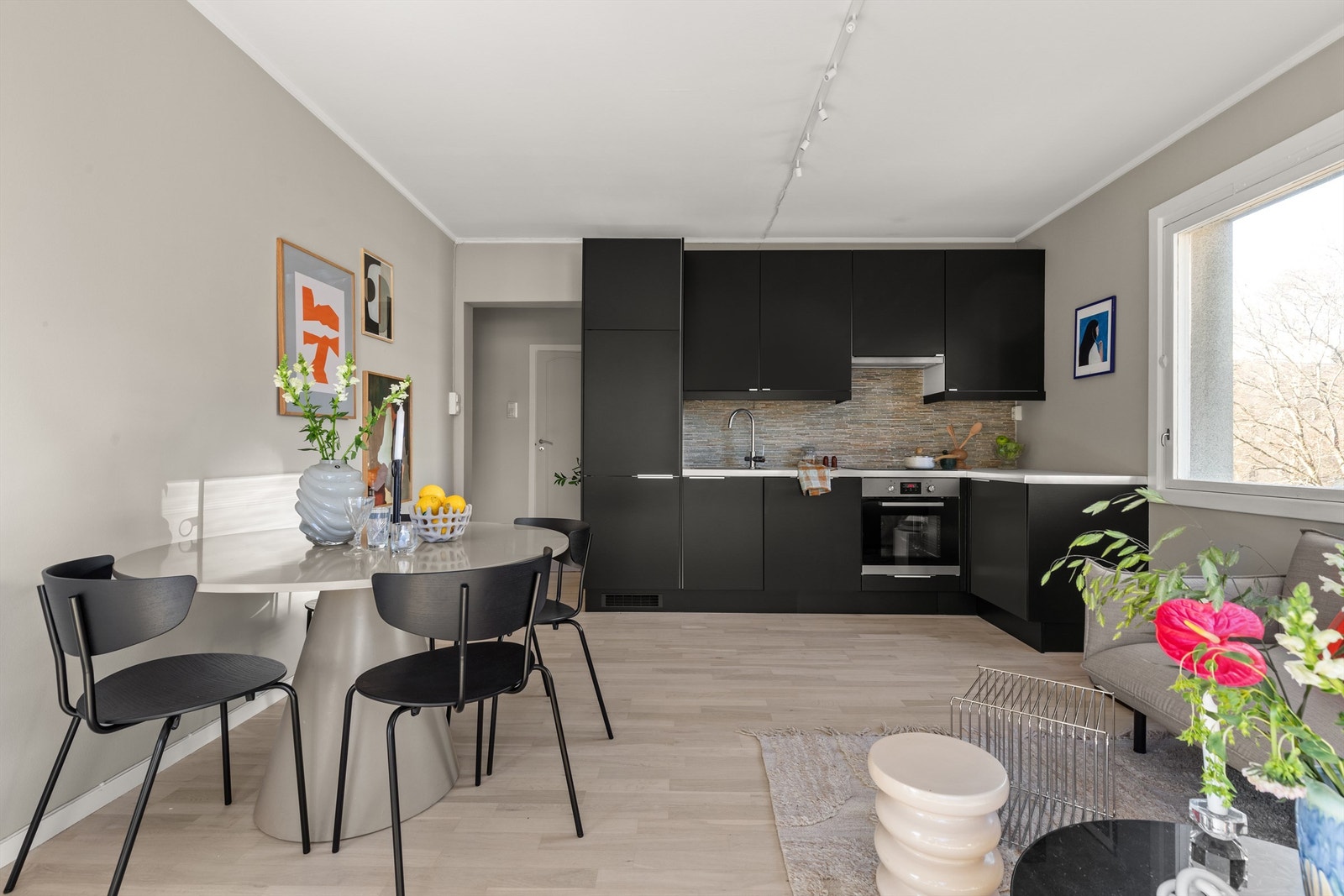 Delikat og lekkert kjøkken fra IKEA. Her er kjøkkenet holdt i en sosial åpen løsning mot stuen, noe som gir deg god kommunikasjon med gjestene mens middagen lages. Galleribilde