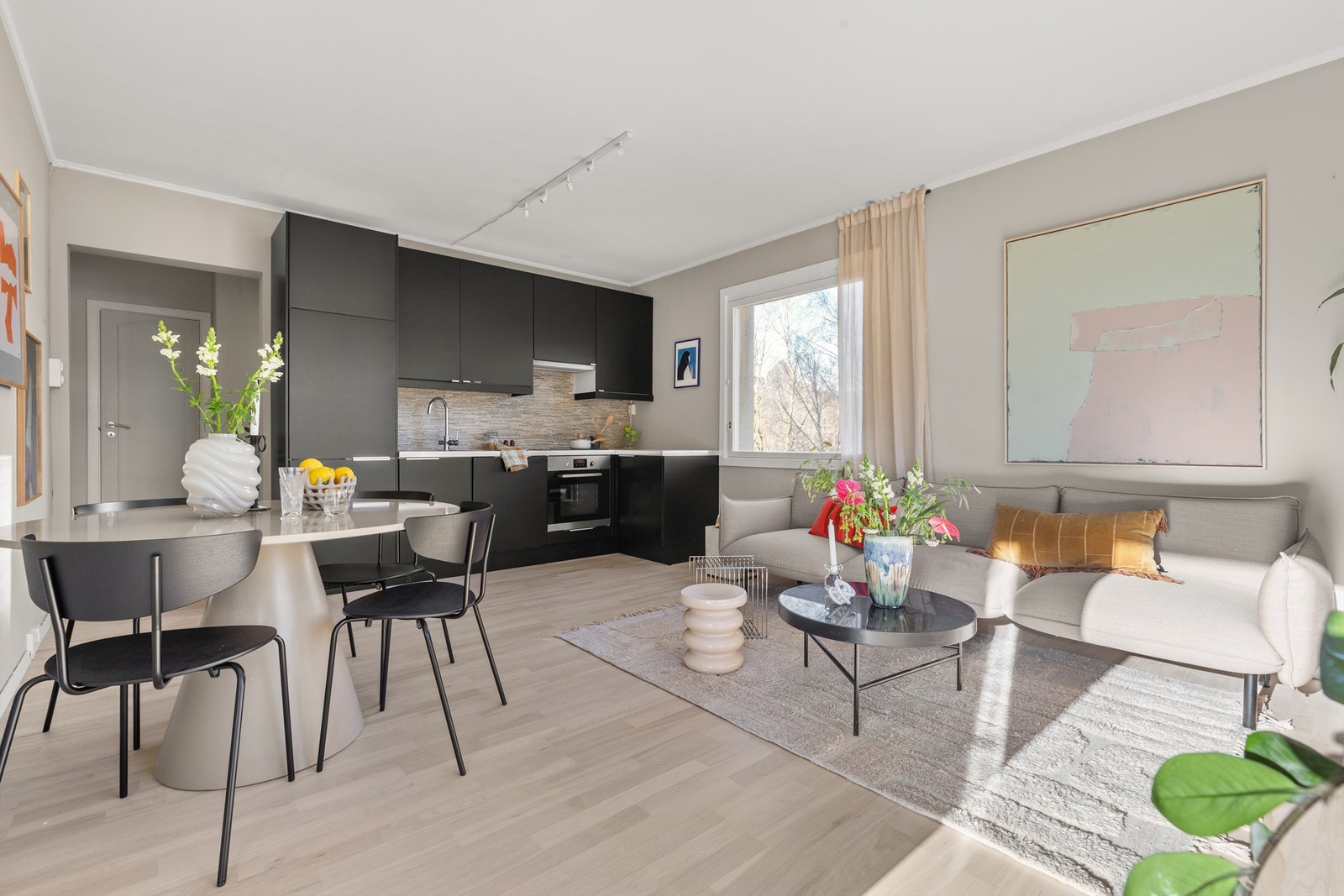 I fin overgang mellom stue og kjøkken er det en naturlig plass for å innrede med en spisegruppe der venner og familie kan inviteres på middagsselskaper. Galleribilde