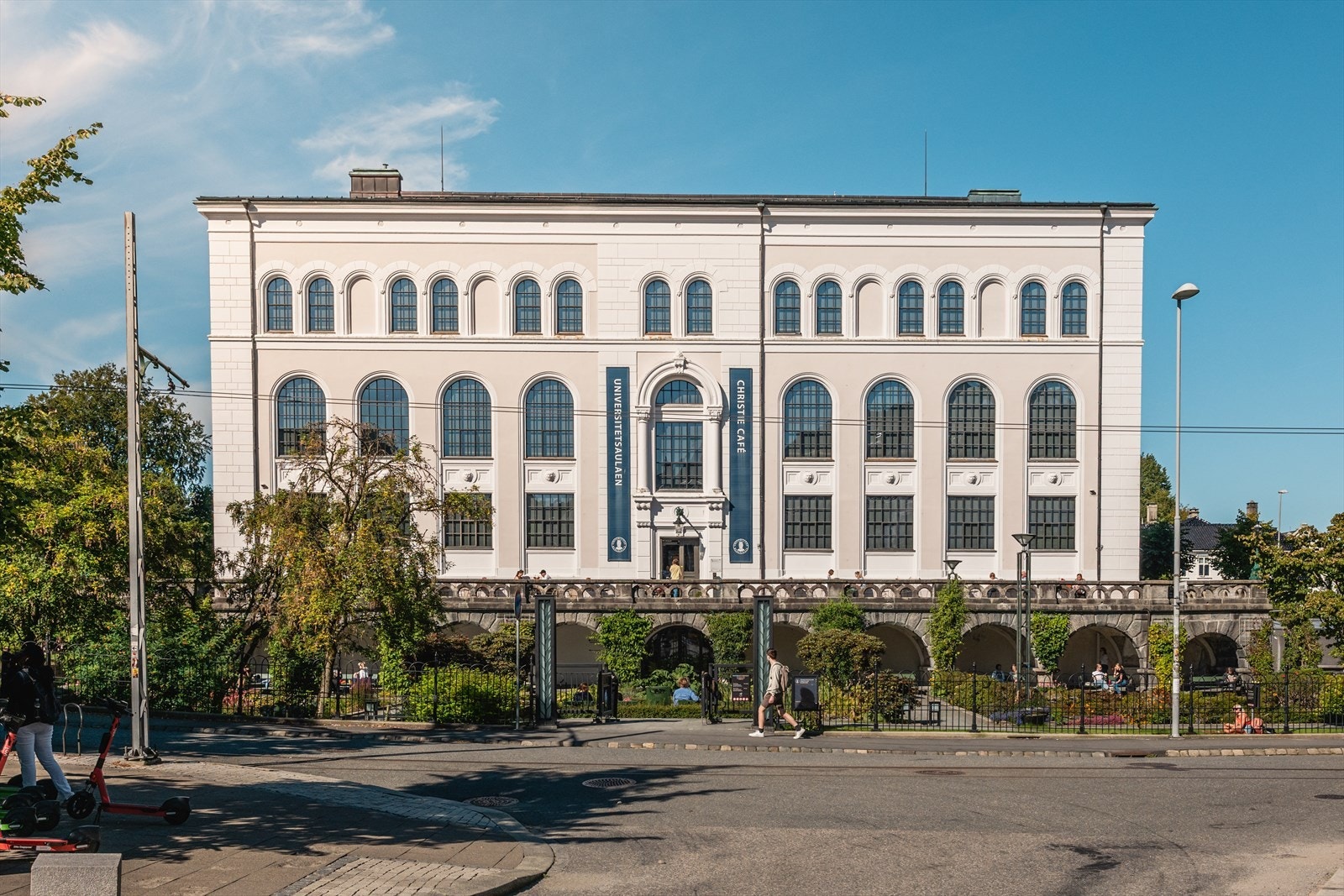 Universitetet i Bergens fakulteter på Nygårdshøyden går man til på bare noen få minutter. Galleribilde