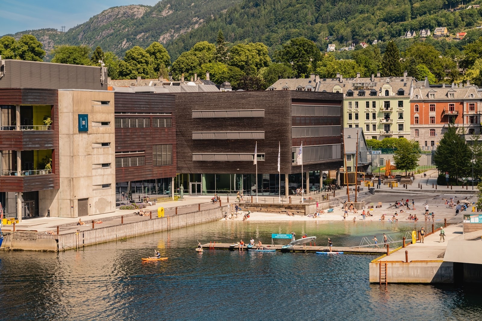Marineholmen Bystrand et perfekt sted å slappe av sommerstid, med hvit sandstrand og kort vei til både Bergen Kaffebrenneri og Cornerbaren. Galleribilde