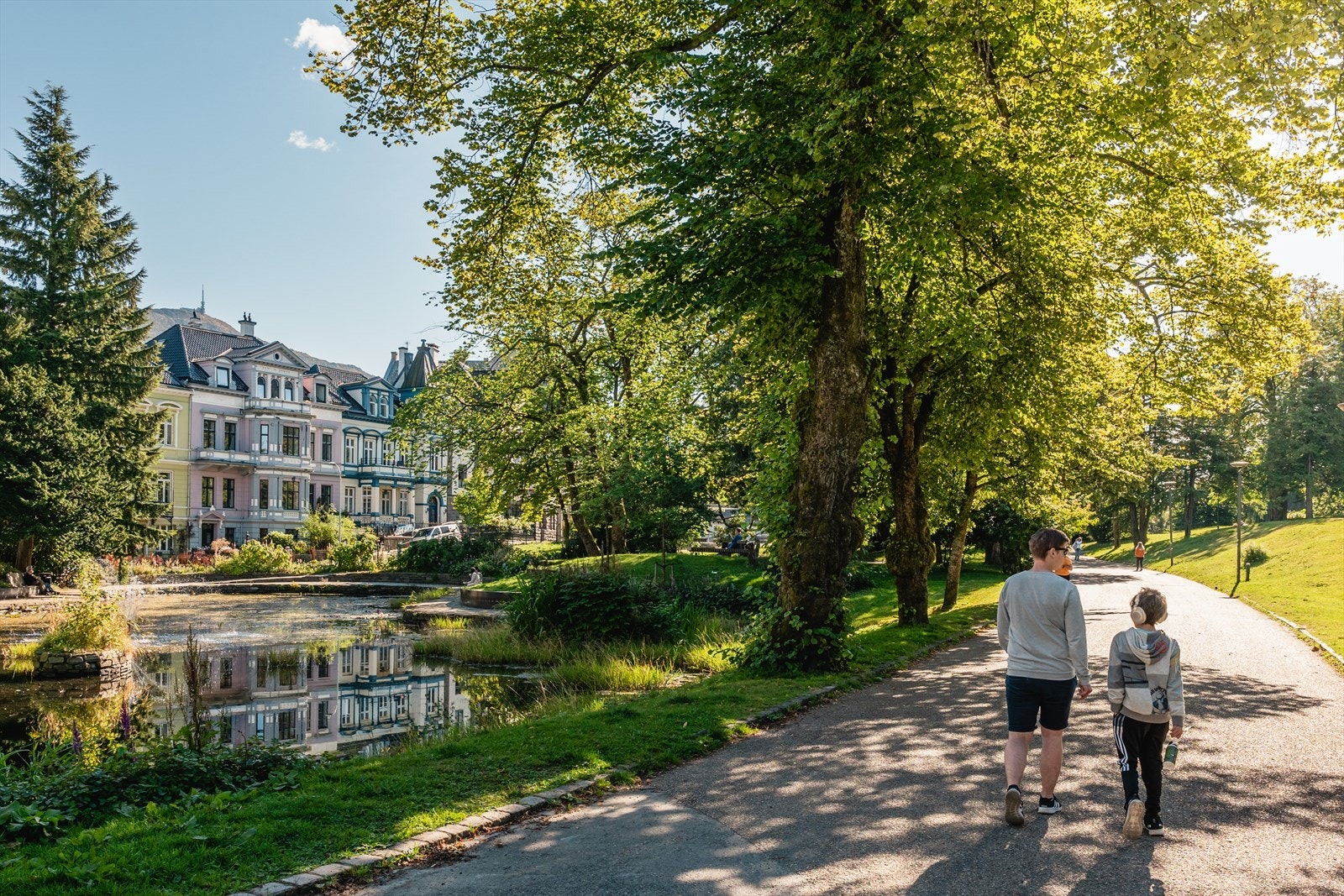 Nygårdsparken med sine vakre stier, frodig beplantning og et nylig oppgradert område rundt dammen. Galleribilde