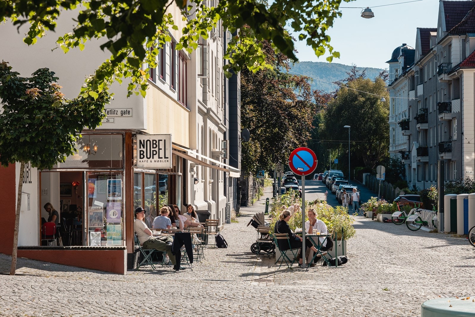 På Møhlenpris er det et utvalg av sjarmerende nabolagskaféer. Nobel Bopel eller den koselige Møllaren Café er begge varmt anbefalt av lokalbefolkningen. Galleribilde
