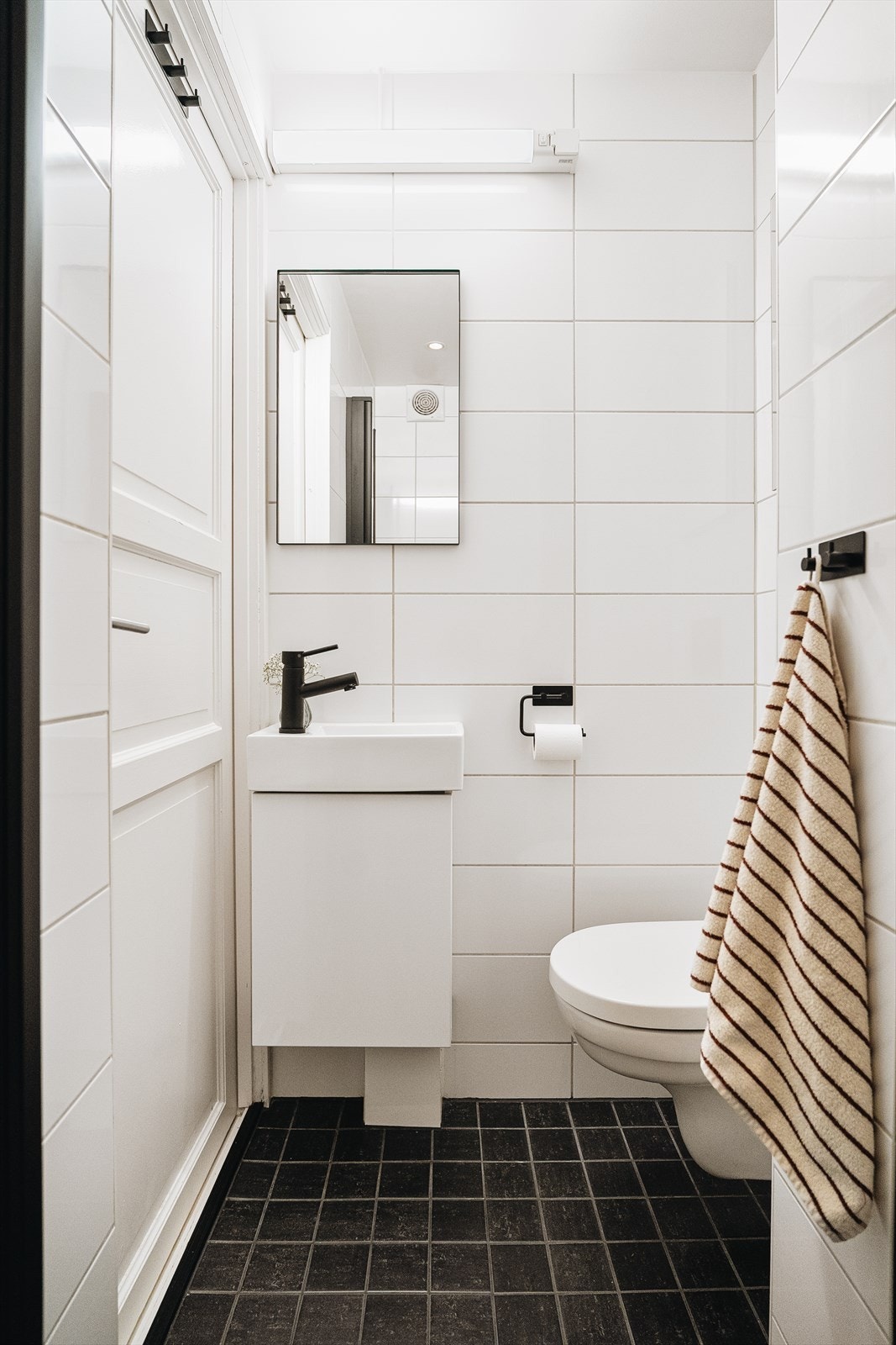 Badet er helfliset med varmekabler i gulv. Elektrisk avtrekksvifte sørger for god ventilasjon. Galleribilde
