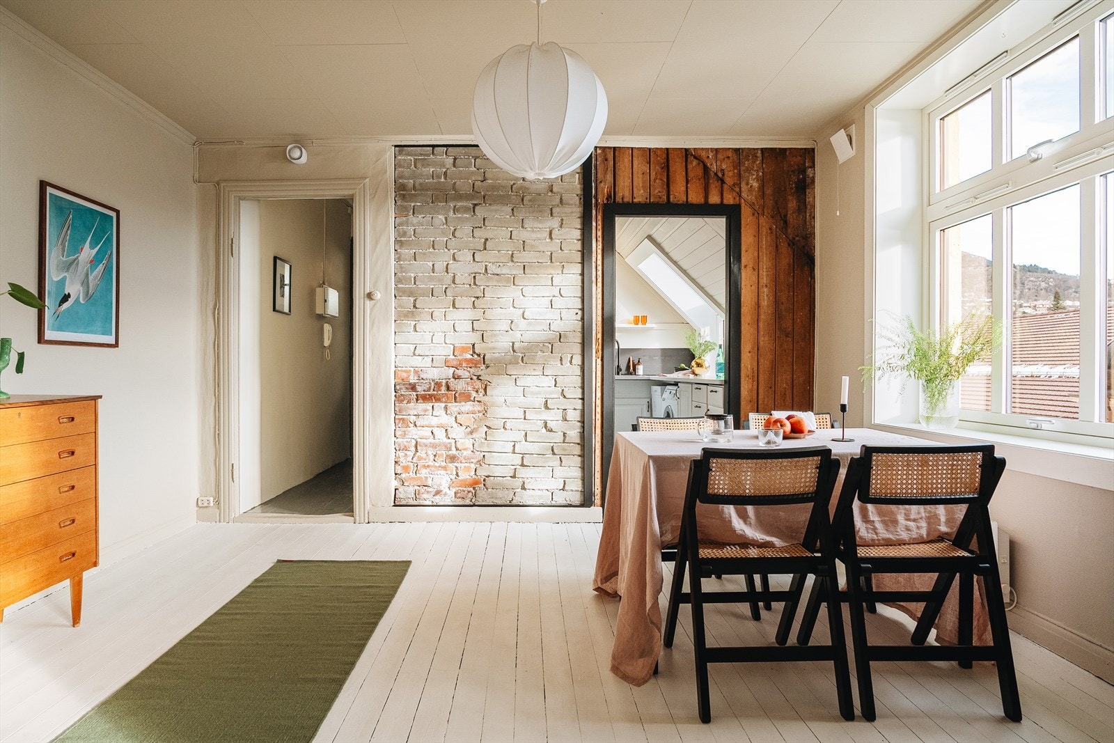 Flotte detaljer med original murvegg, tømmervegg og heltre gulv i furu. Galleribilde