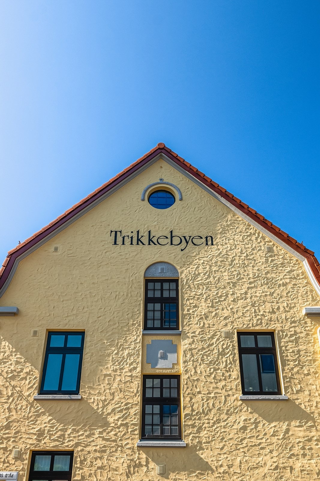 Bygningsmassen er i senere år betydelig rehabilitert fasadene er nymalte, taktekking skiftet og alle vinduer er ny. Galleribilde