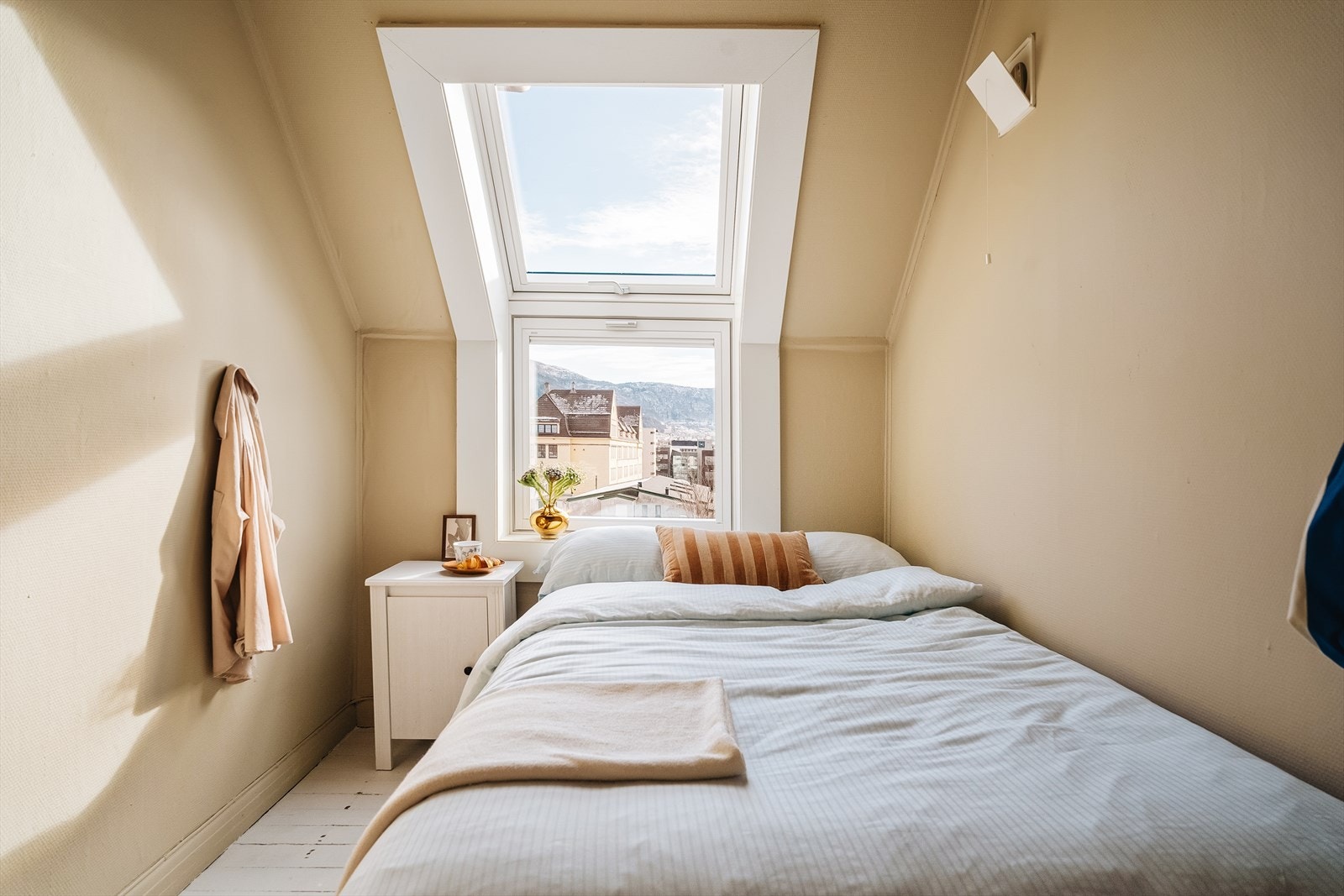 På soverommet er det plass til dobbeltseng og garderobeløsning. På vinduene er det Velux persienner, slik at rommet kan mørklegges helt. Galleribilde
