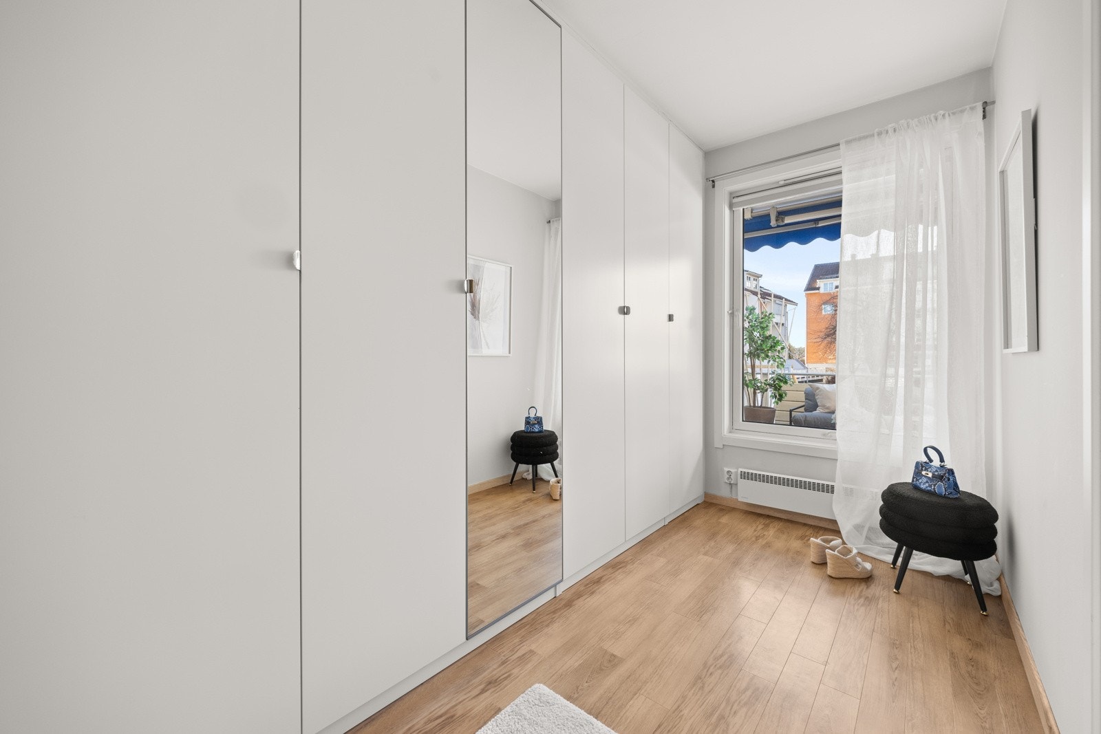 Soverommet har god plass til en liten kontordel ved garderobeskapene. Galleribilde