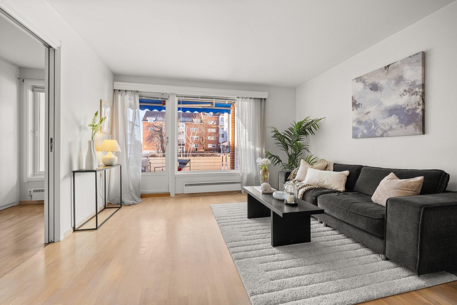 Her har du god plass til sofa, tv-benk eller annen ønsket innredning. Galleribilde