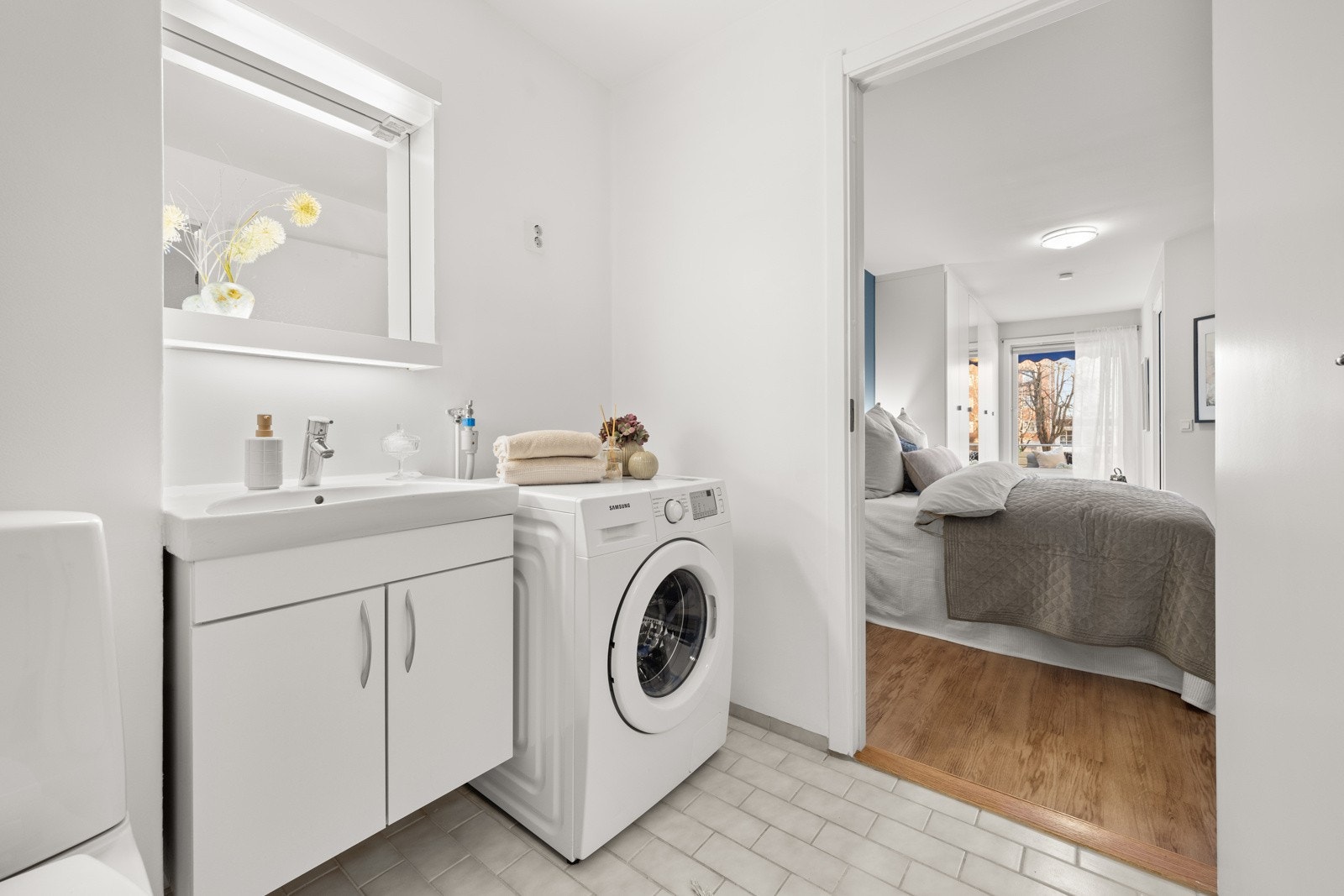 Flislagt baderom med opplegg for vaskemaskin. Galleribilde