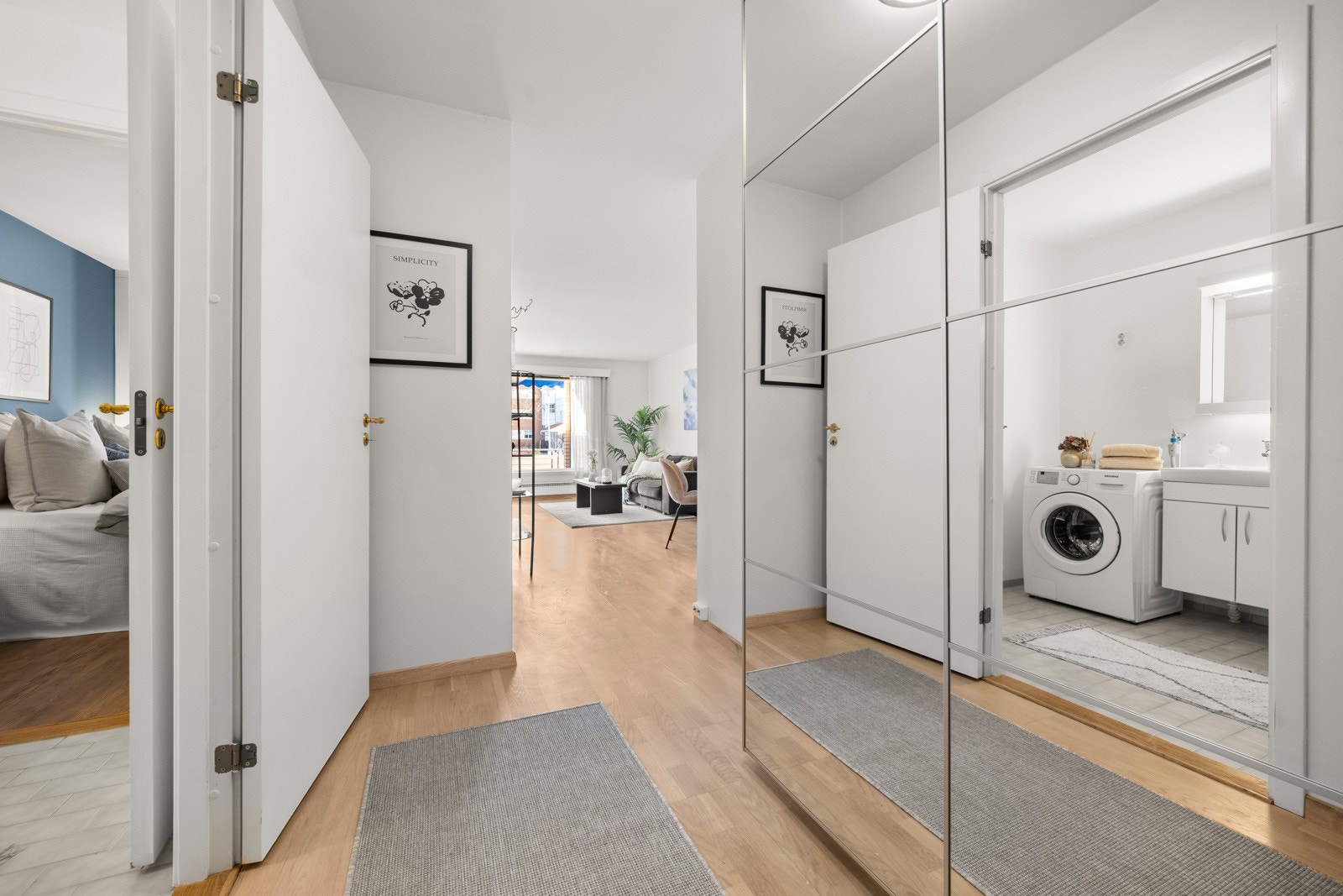 Leiligheten har en innbydende entré som gir et godt førsteinntrykk. Her er det også en praktisk skyvedørsgarderobe. Galleribilde