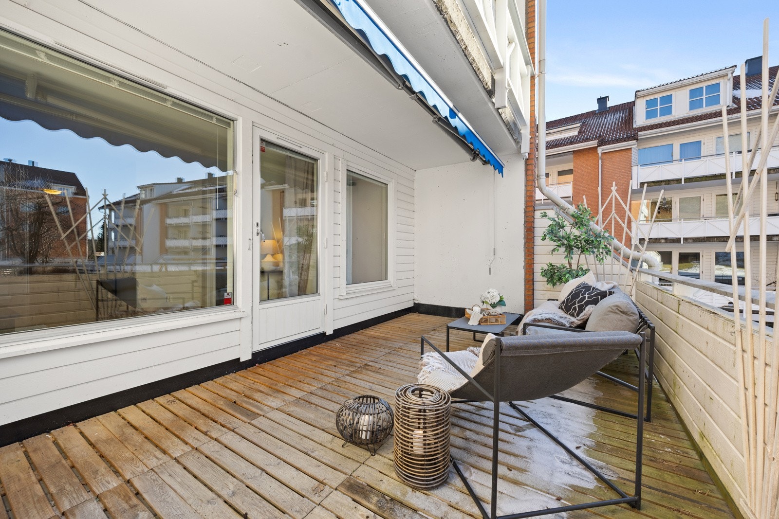 Balkongen fungerer som en forlengelse av stuen på sommerhalvåret og er til dels overbygget. Galleribilde