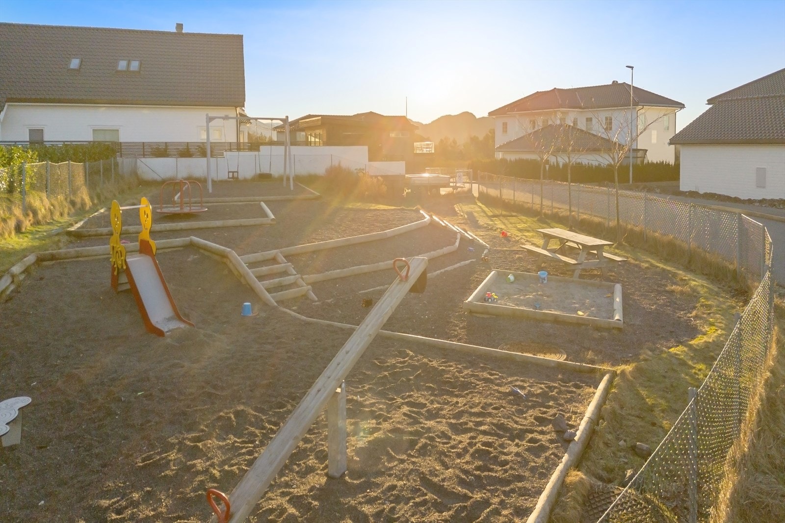 Innbydende lekeplass i solfylt beliggenhet, perfekt for barnefamilier. Trygt og rolig nabolag med nærhet til naturen. Galleribilde