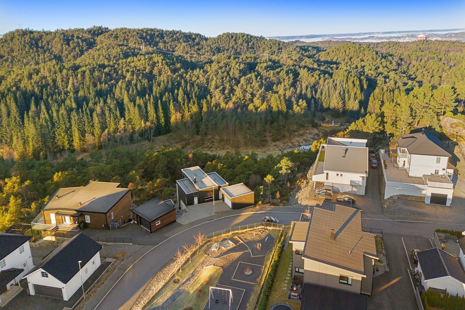 Naturskjønne omgivelser, med nærhet til skog og utsikt over dalen. Galleribilde