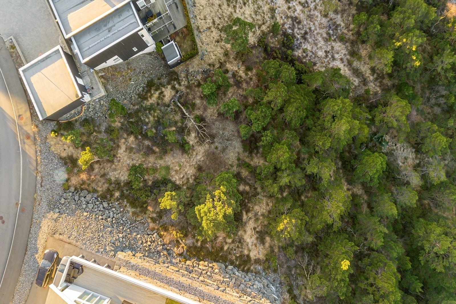 Tomten ligger rett over veien fra en av tre lekeplasser i nærområdet Galleribilde