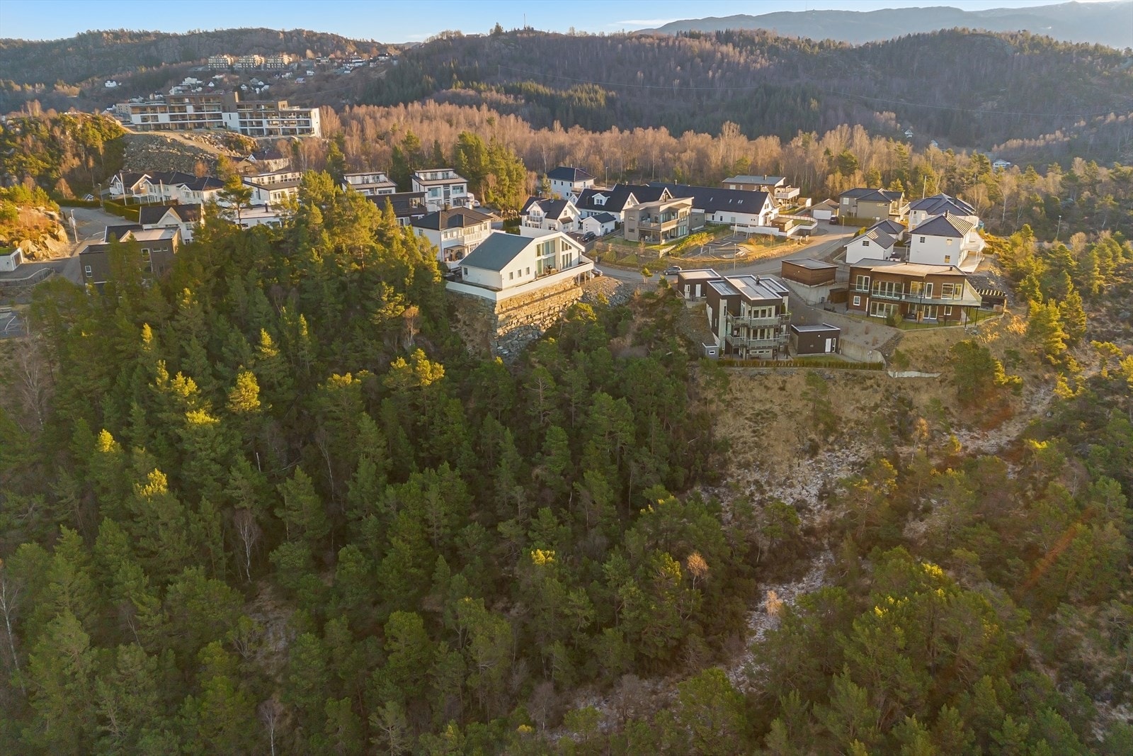 Det foreligger en rammetillatelse fra Askøy kommune på enebolig med utleiedel Galleribilde