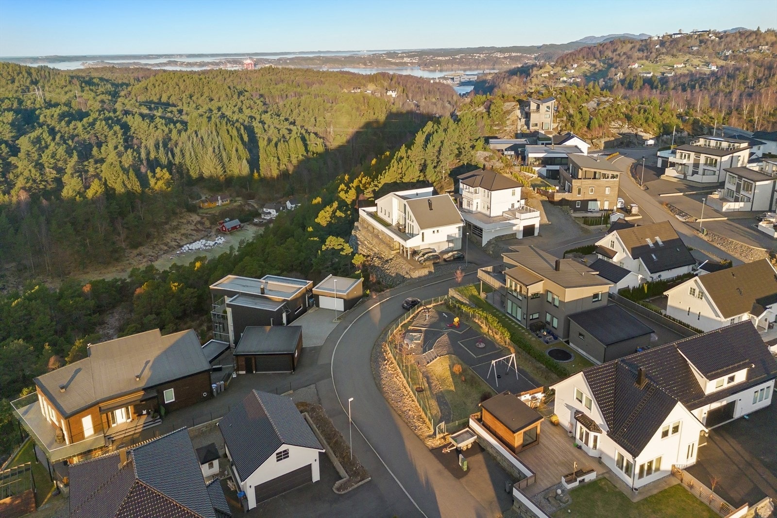 Boligområde med naturskjønn beliggenhet, nærhet til skog og sjø. Rolig og familievennlig, perfekt for et harmonisk hjem. Galleribilde
