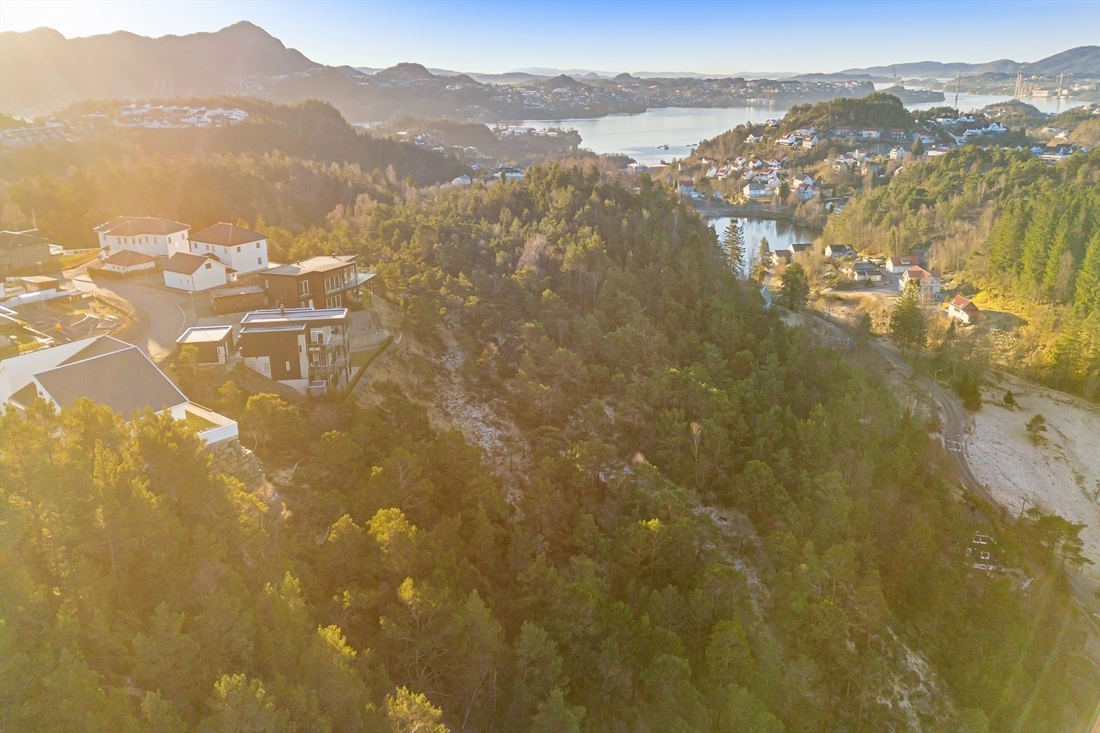 Utsikt over naturskjønne omgivelser. Solrik beliggenhet i et fredelig nabolag nærme naturen. Galleribilde