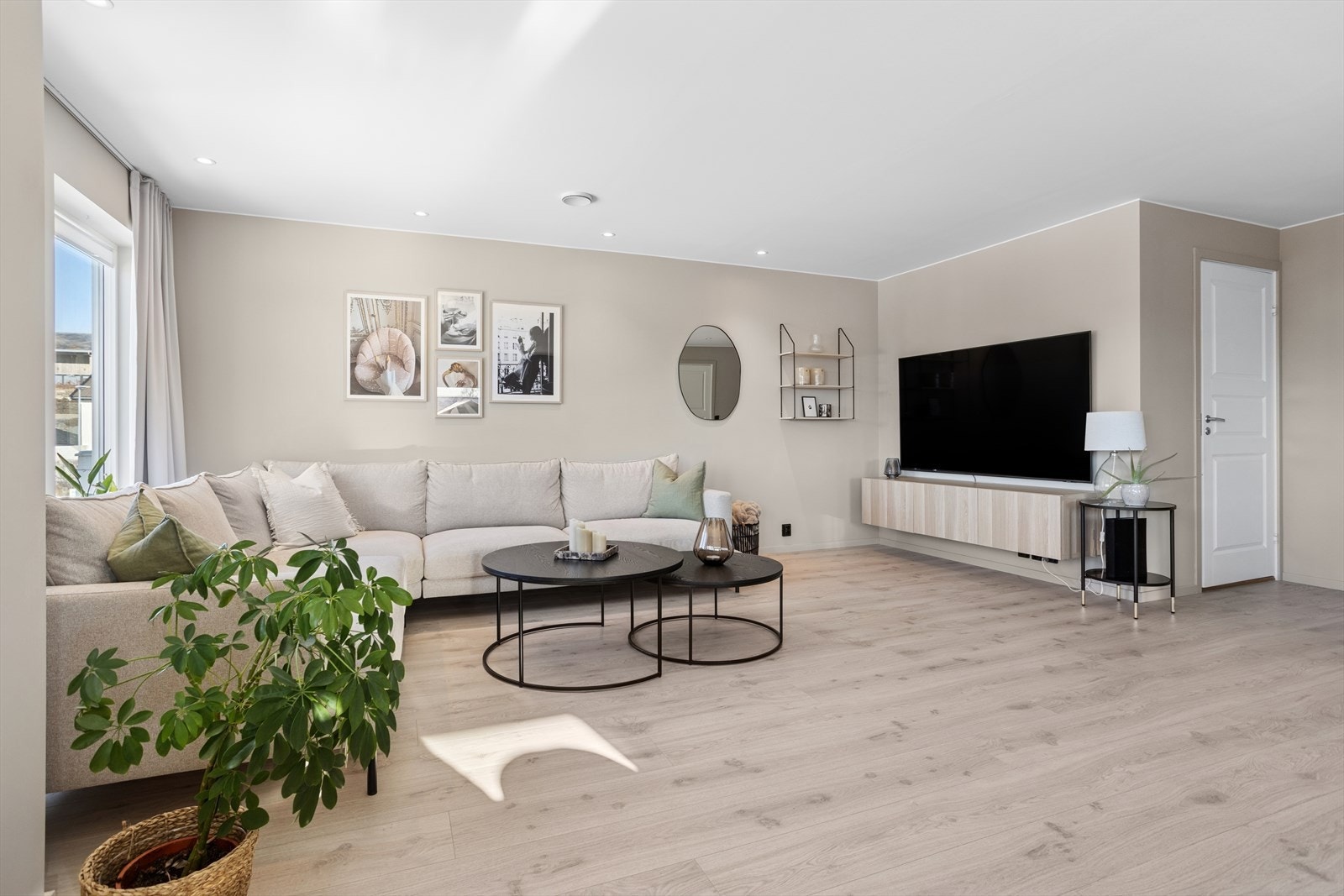 Gjennomgående lyse og moderne kvaliteter, med downlights i tak og et slitesterkt laminatgulv Galleribilde