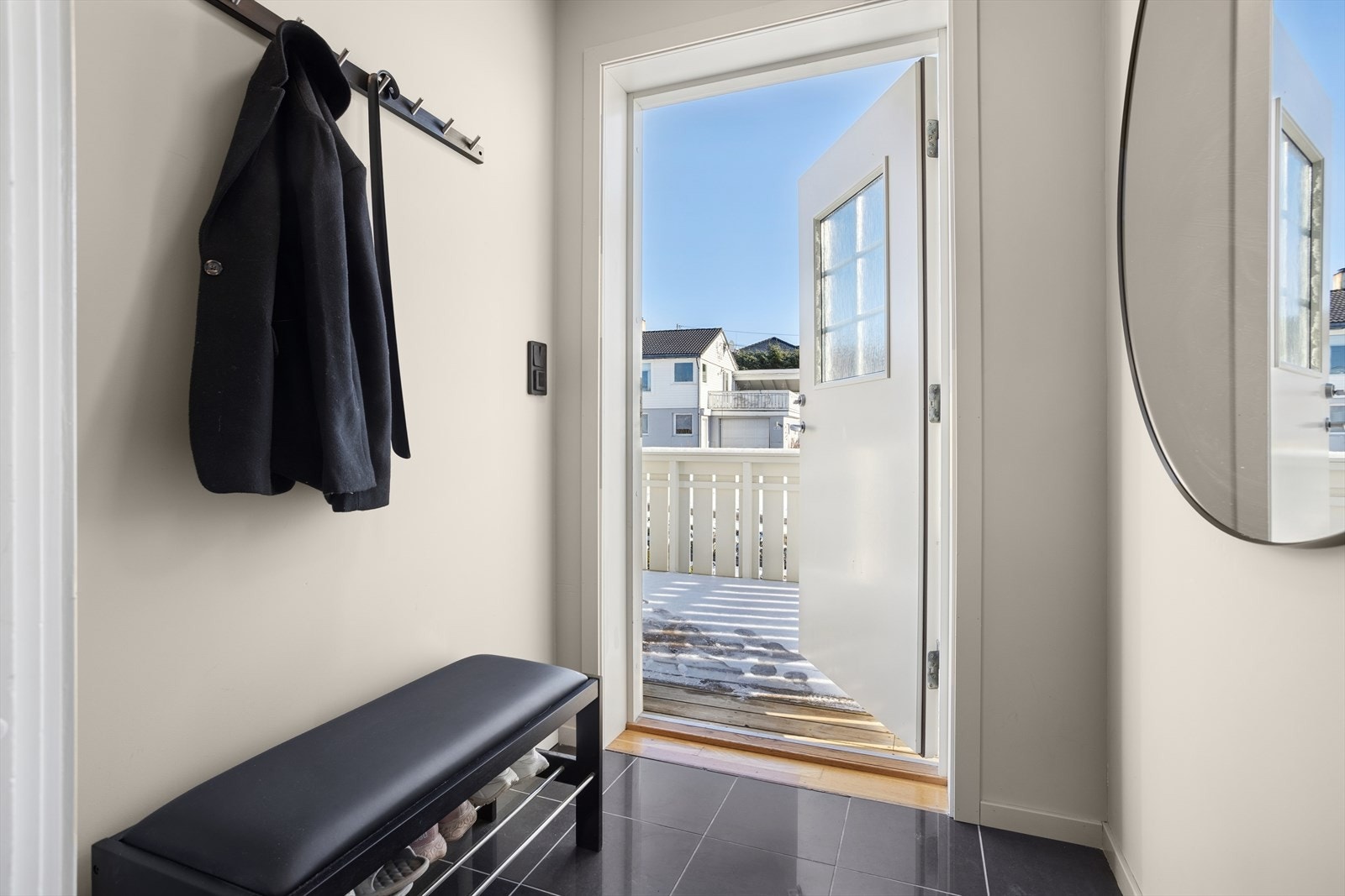 Velkommen inn! I entréen har man plass til oppheng av yttertøy og sko - Flislagt med varme i gulv Galleribilde