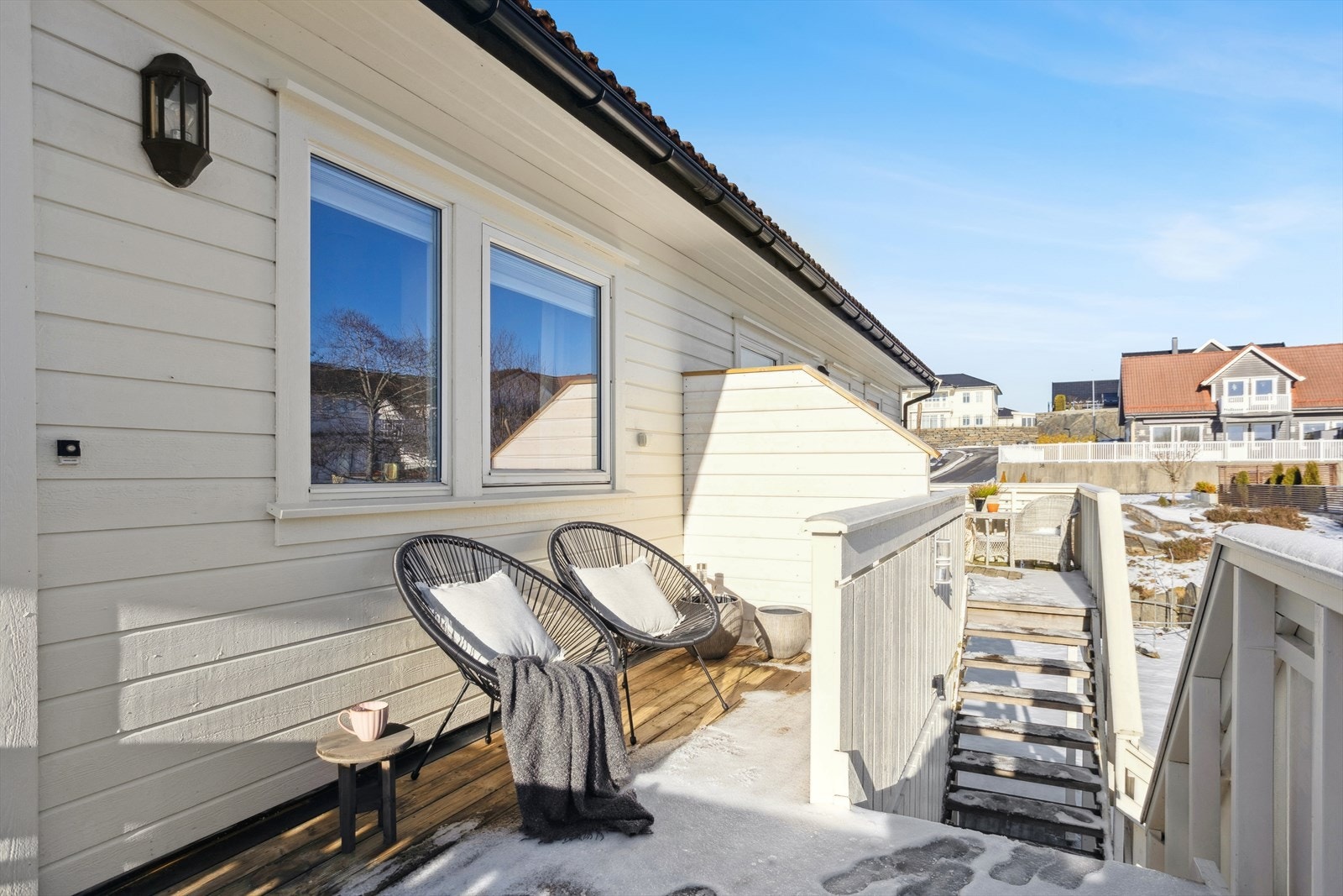 Ved inngangspartiet har man også en koselig altan hvor man kan nyte formiddagssolen Galleribilde