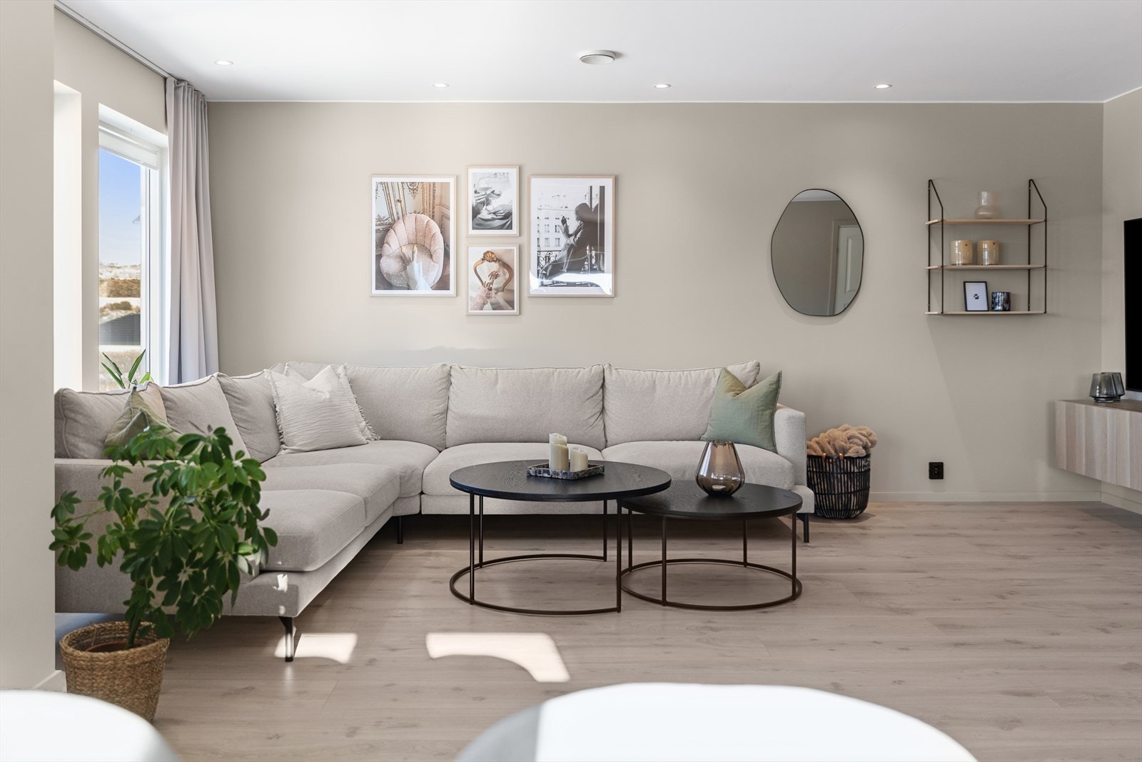 God plass til en romslig sofakrok i stuen Galleribilde