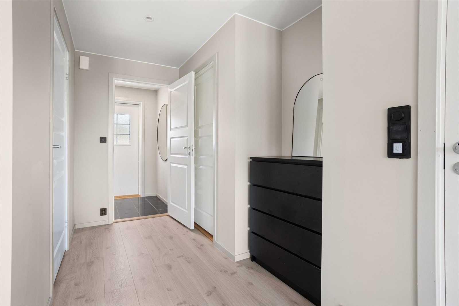 Lys og innbydende hall - Praktisk innhukk hvor man kan plassere kommoden eller sette opp skyvedørsgarderobe! Galleribilde