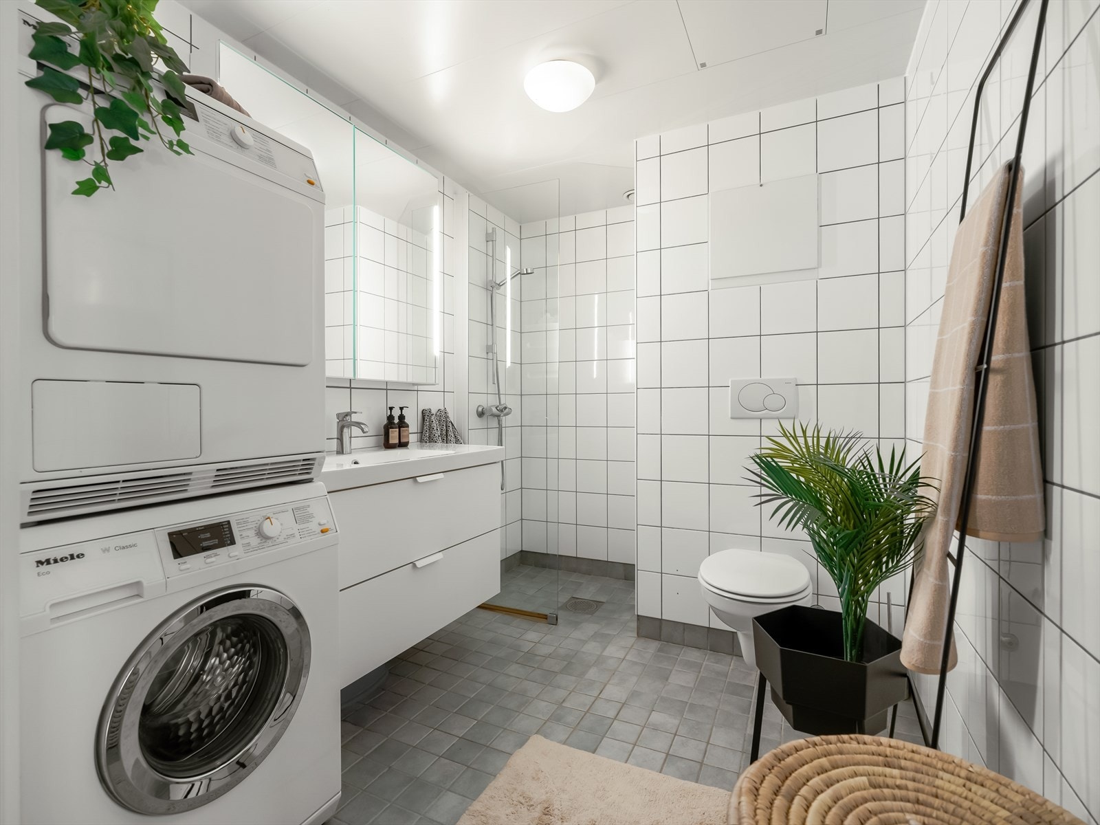 Lekkert baderom med fliser på vegger og gulv og termostatstyrt varme i gulv. Galleribilde