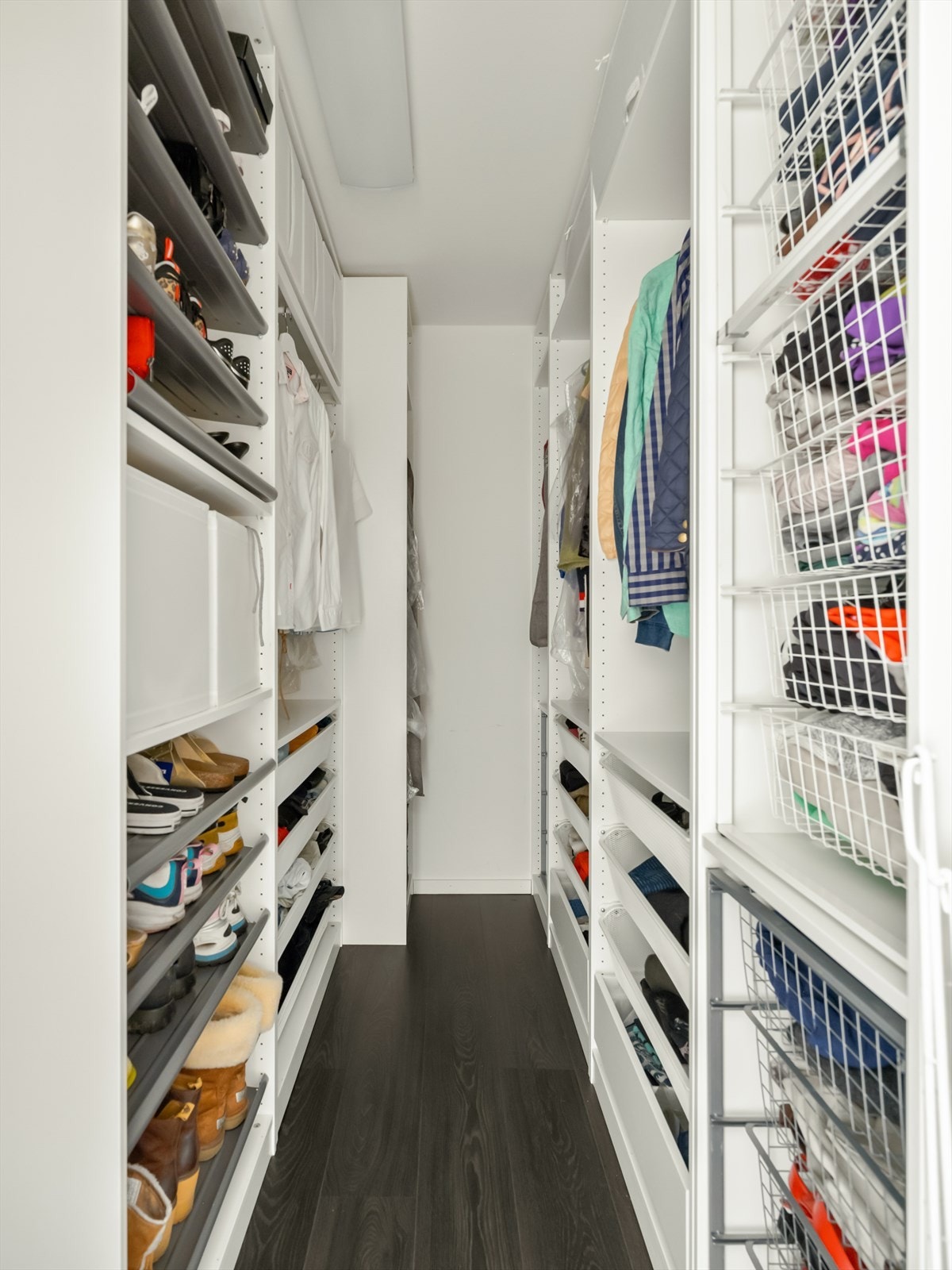Det er egen walk-in garderobe/omkledningsrom i tilknytning til gangen mellom soverommene. Galleribilde