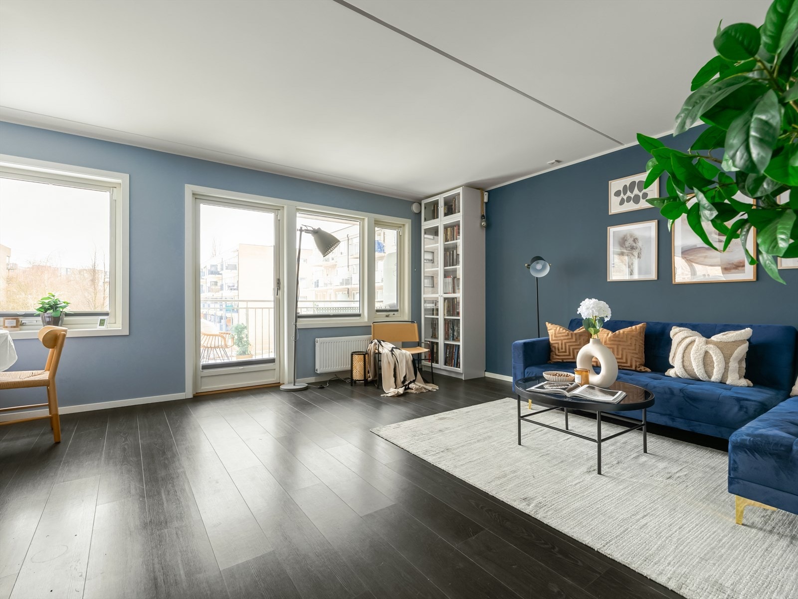 Lys og romslig stue med store vindusflater som slipper inn rikelig med naturlig lys. Galleribilde