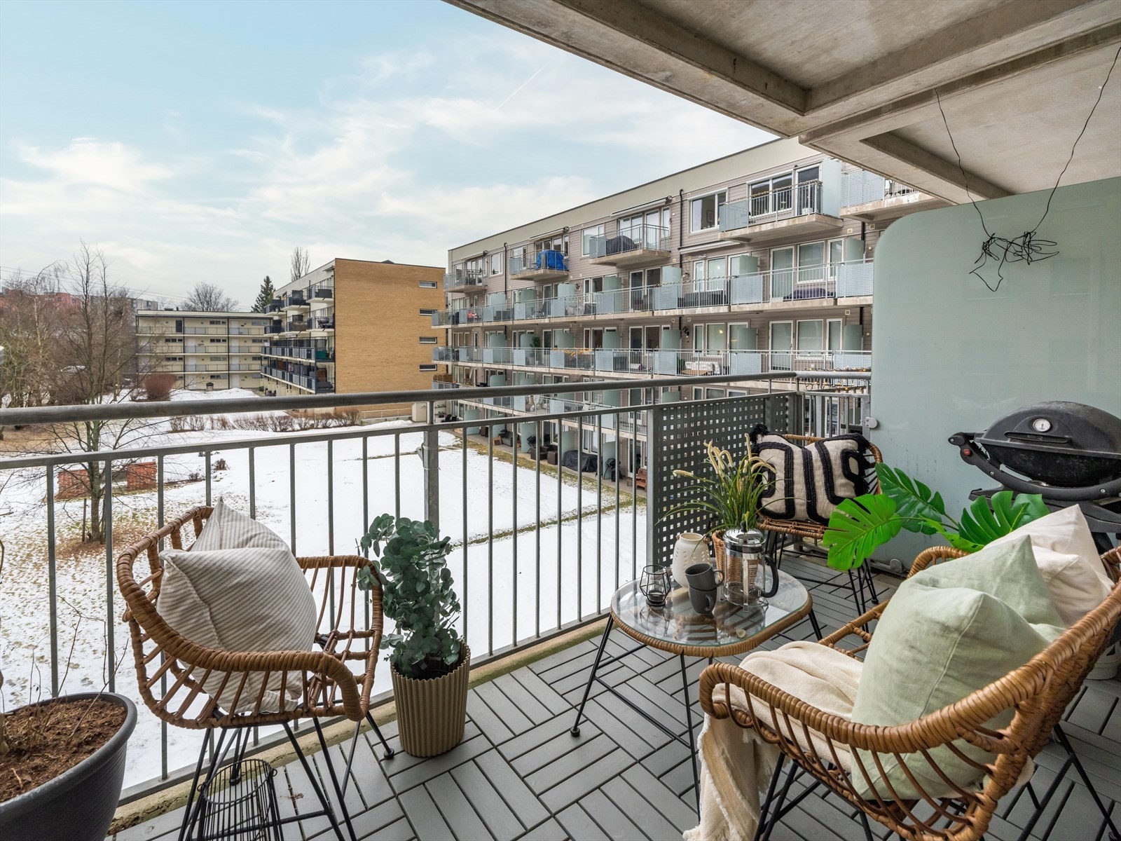 Her er det god plass til utemøbler og grill med utsyn over borettslagets grøntarealer. Galleribilde