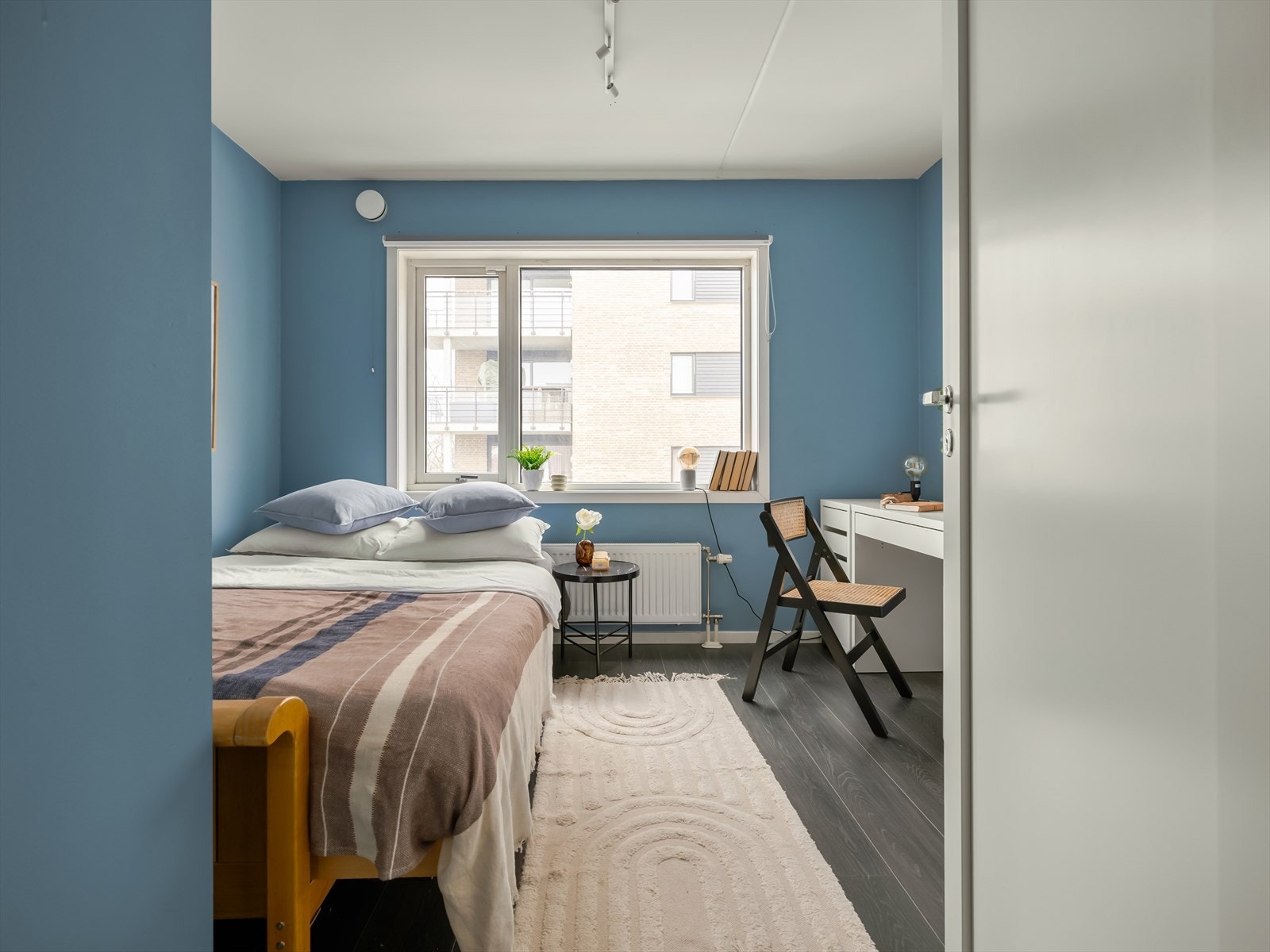 Soverom II er også romslig og svært innbydende med plass til seng, nattbord og øvrig møblement. Galleribilde