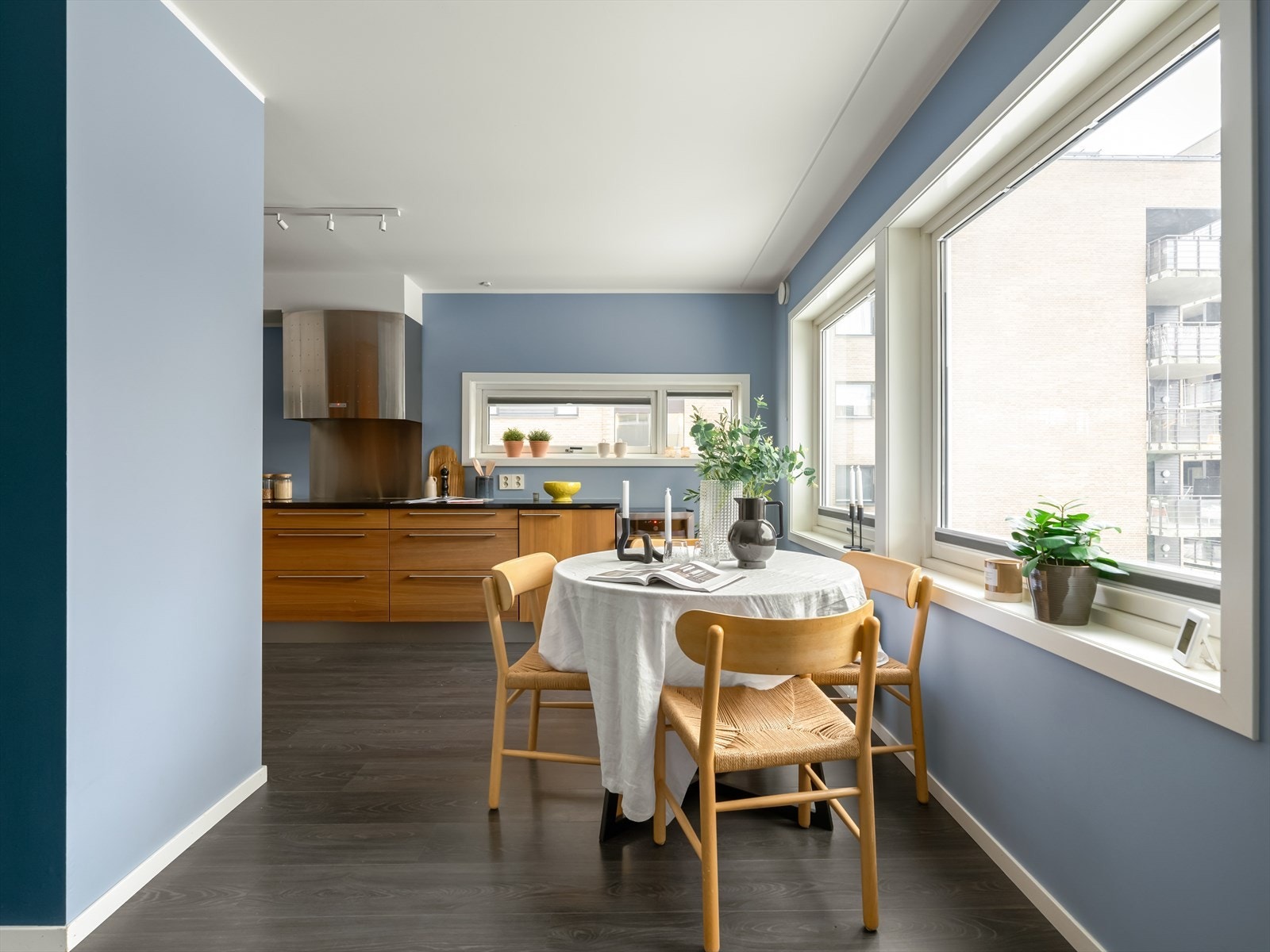 Mellom stuen og kjøkkenet er det mulighet for å innrede med en romslig spisegruppe - perfekt for daglige måltider. Galleribilde