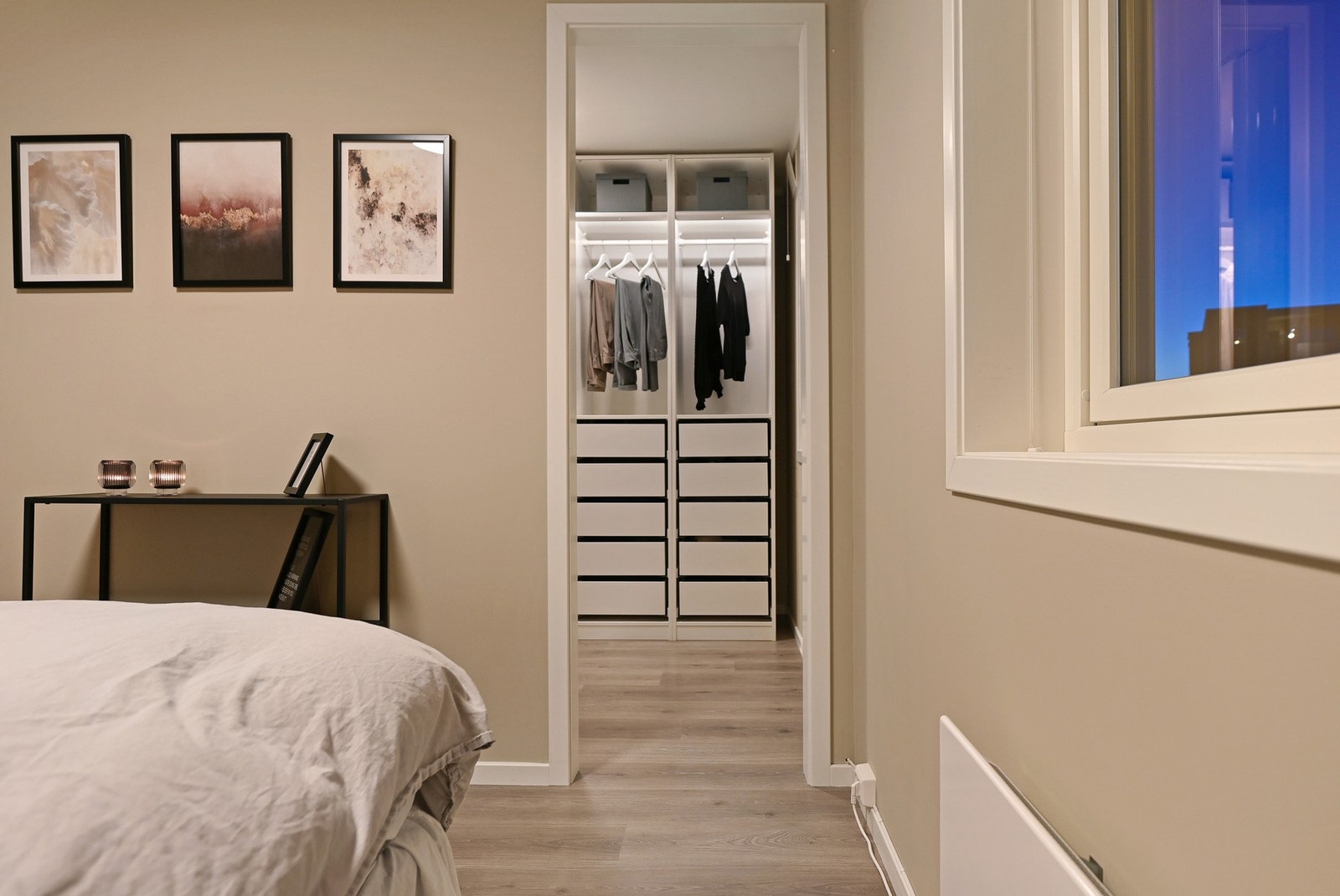 Walk-in closet i tilknytning hovedsoverommet Galleribilde