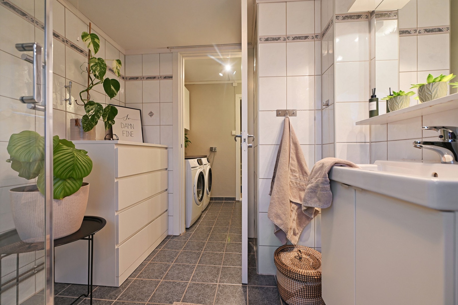 Innredning med slette fronter og benkeskap med servant Galleribilde