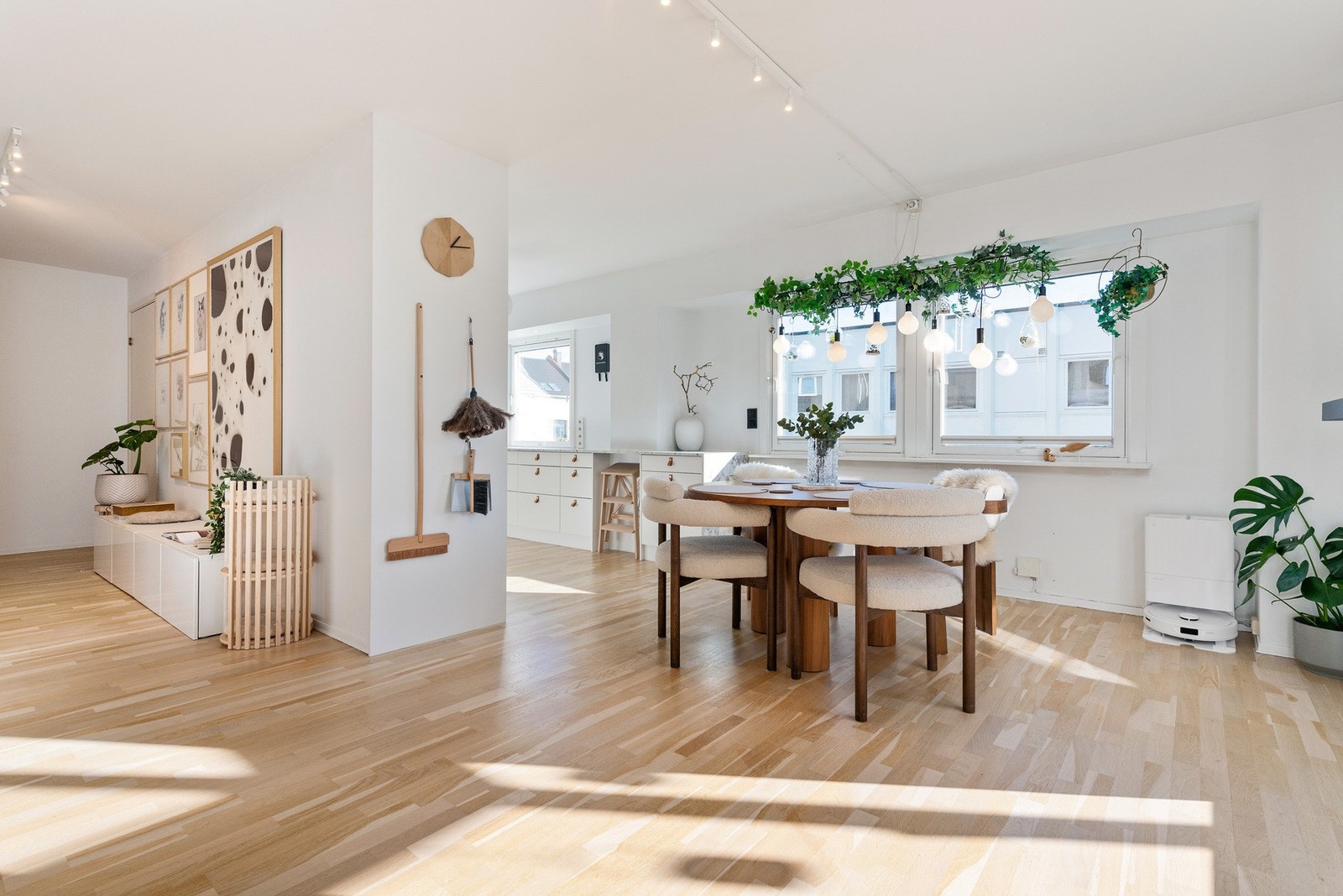 Store vindusflater fra flere sider slipper godt med naturlig lys inn i leiligheten. Galleribilde